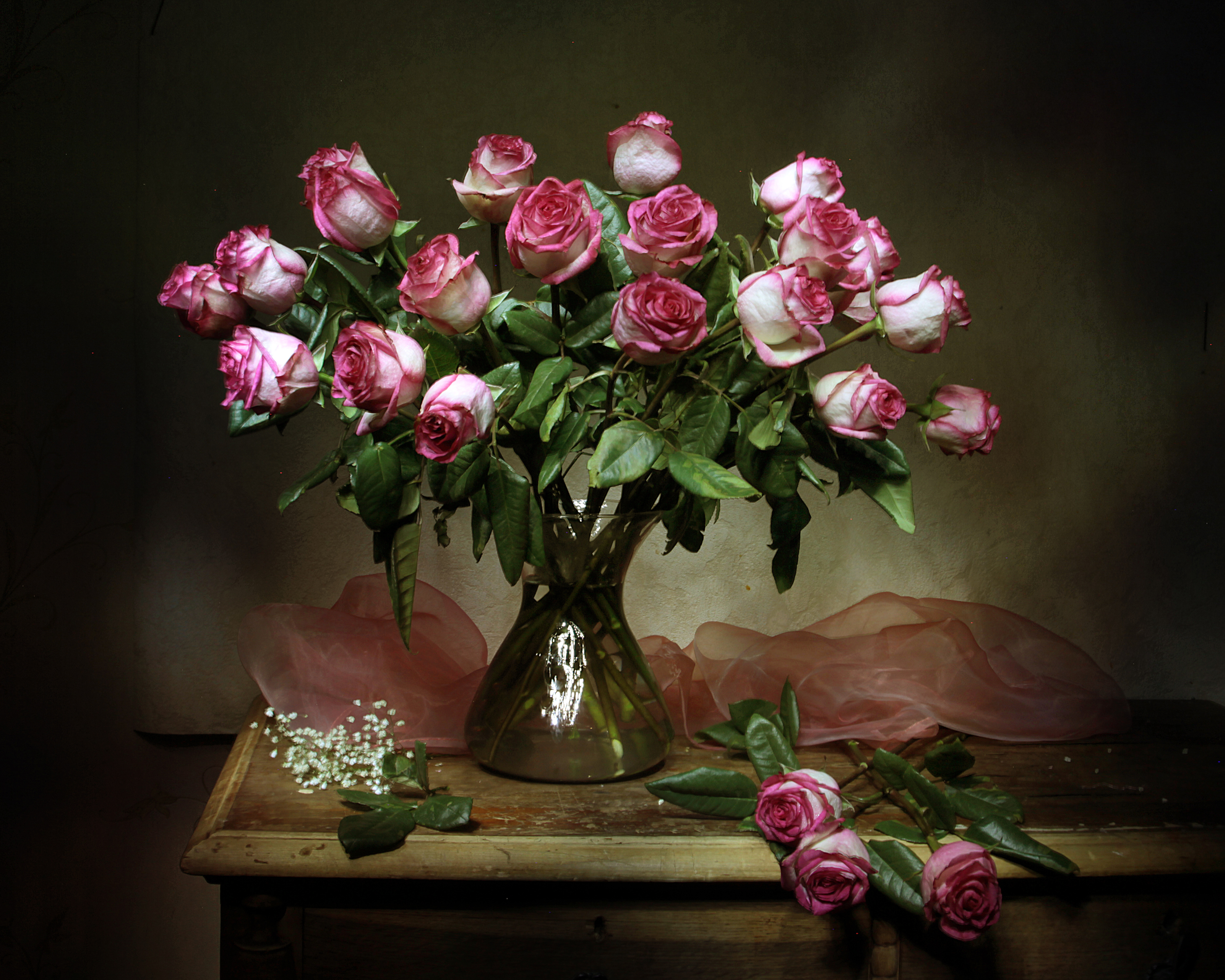 Букеты роз в вазе на столе. Розы в вазе. Шикарные цветы в вазе. Красивый букет цветов в вазе. Красивые натюрморты с розами.