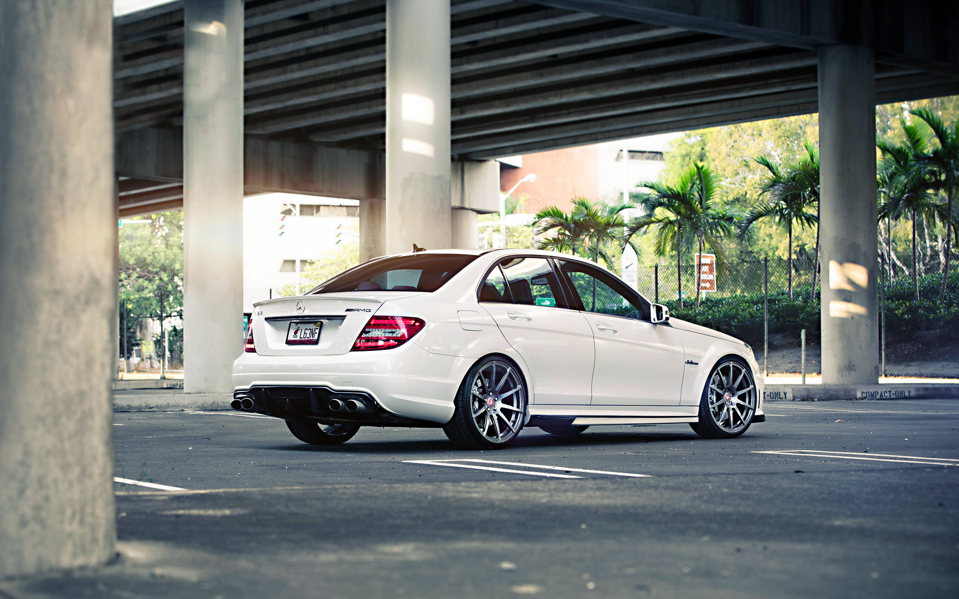 Фото Mercedes-Benz Sedan C63 AMG Седан парковке белые 1920x1200