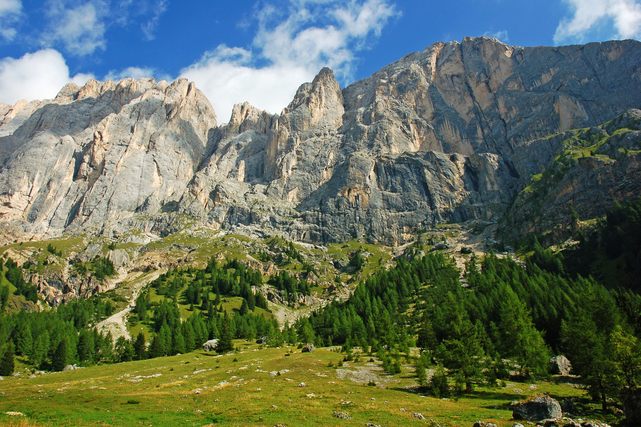 Mountain amazing. Горы Испании Пиренеи. Альпы Италия каньон. Арко Доломиты. Горные массивы Италии.