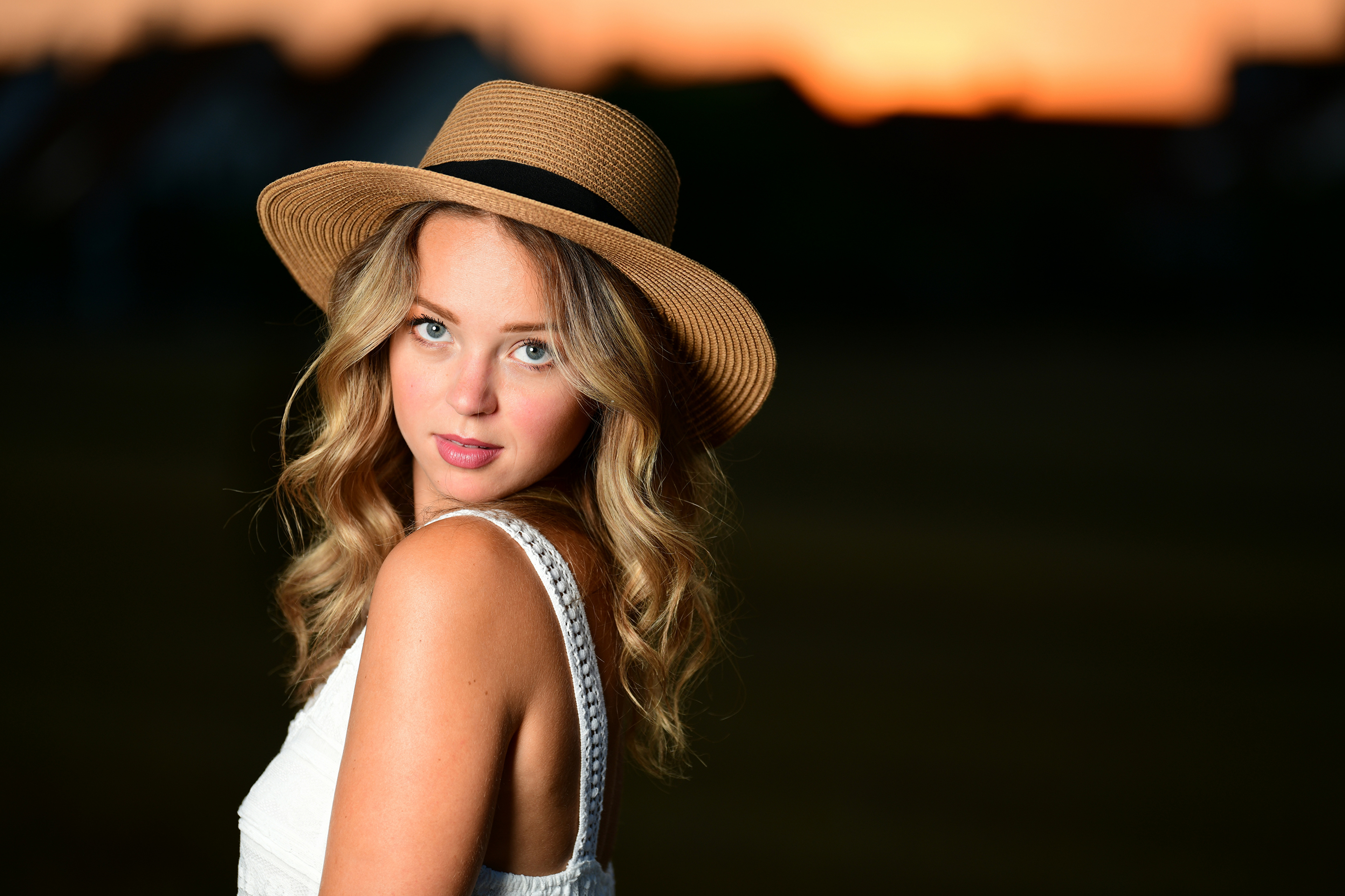 девушка в шляпе со спины. фото блондинке в шляпе. фото блондинке в шляпе. девушки в шляпах и в очках блондинки. блондинка в черной шляпе.