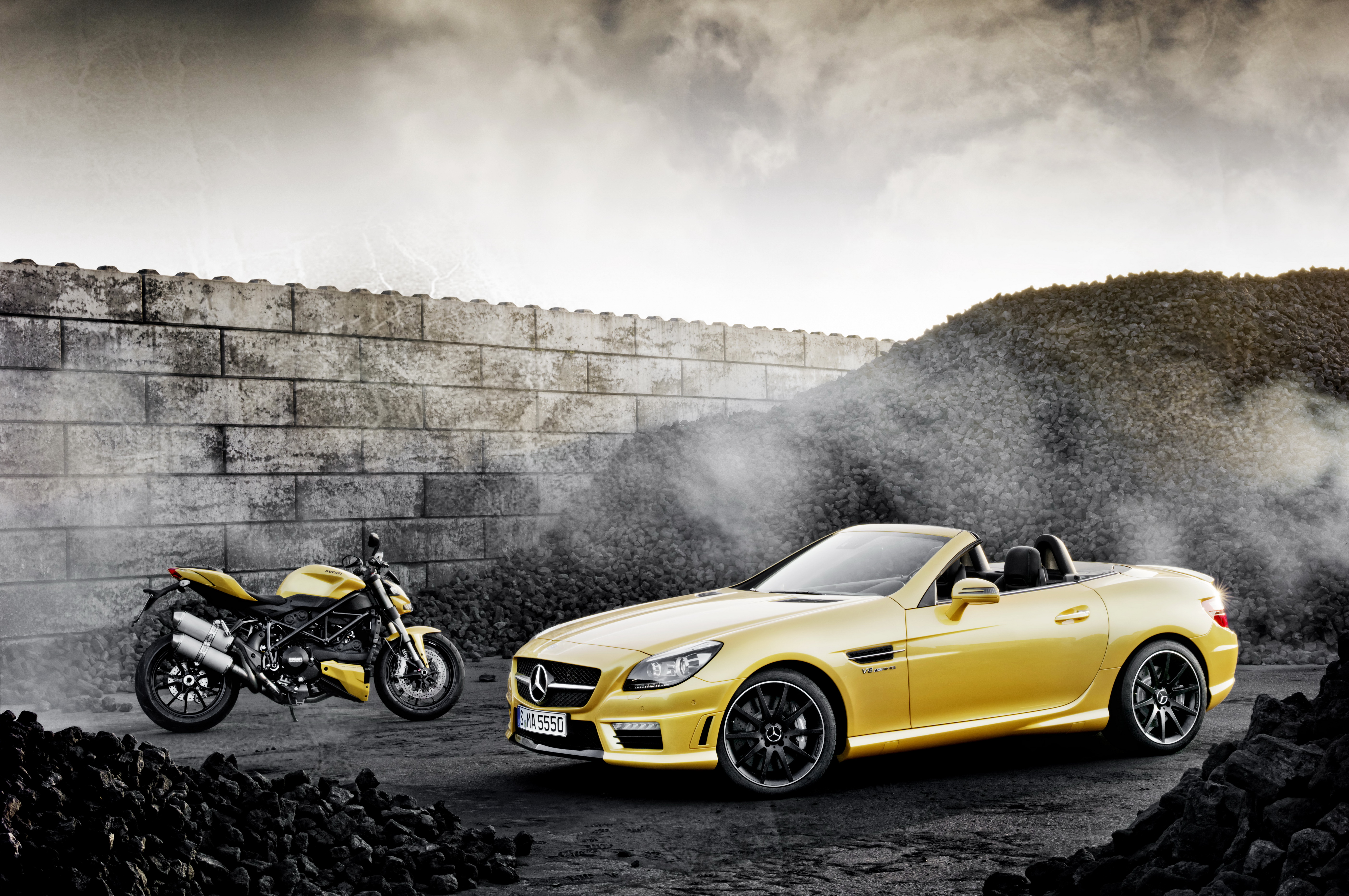 Moto auto. Мерседес Бенц АМГ. Желтый Мерседес кабриолет. Mercedes AMG кабриолет желтый. Mercedes-Benz SLS AMG gt Roadster.