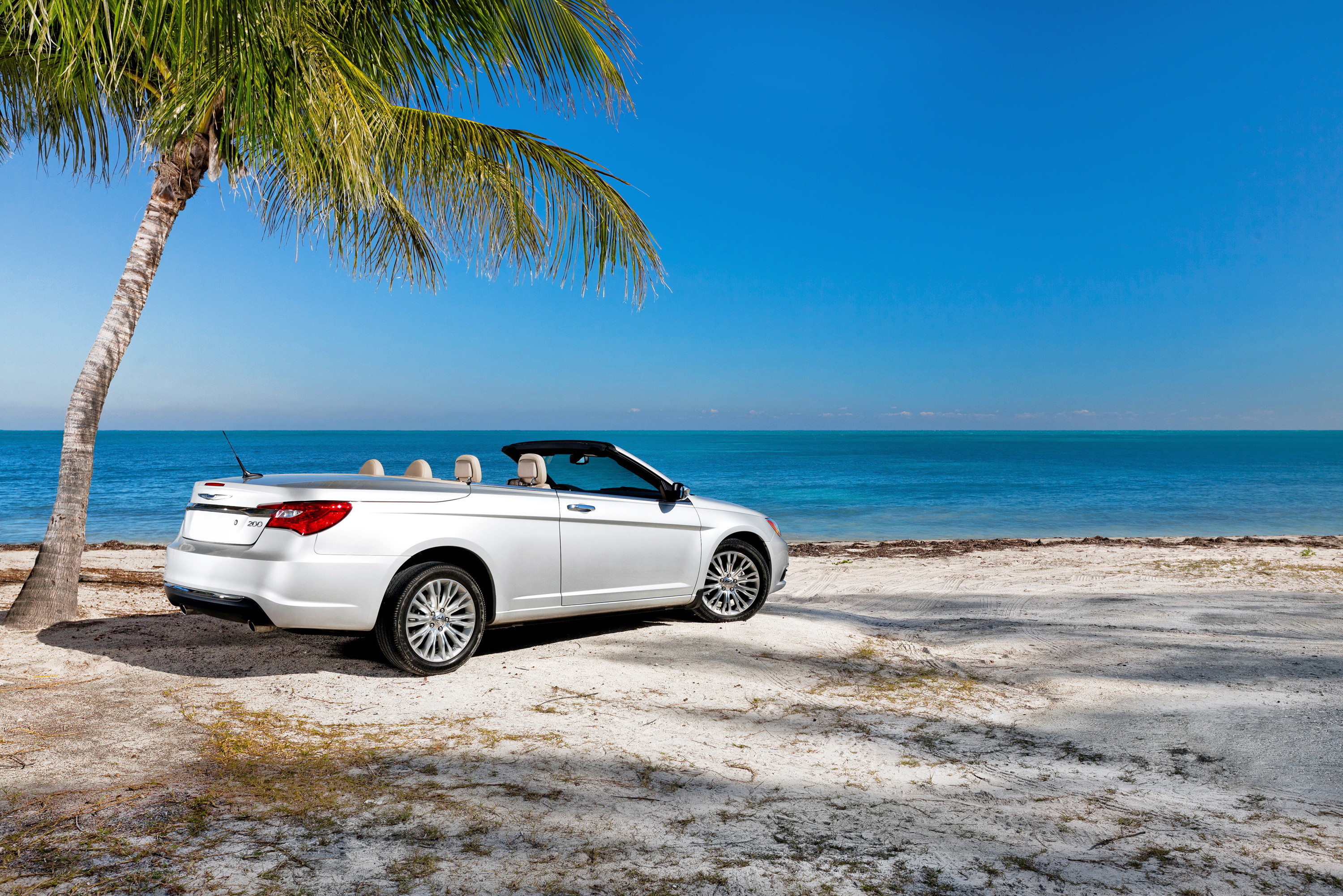 Остров машин. Chrysler 200 Convertible. BMW e93 море. На море на машине. Машина на фоне моря.