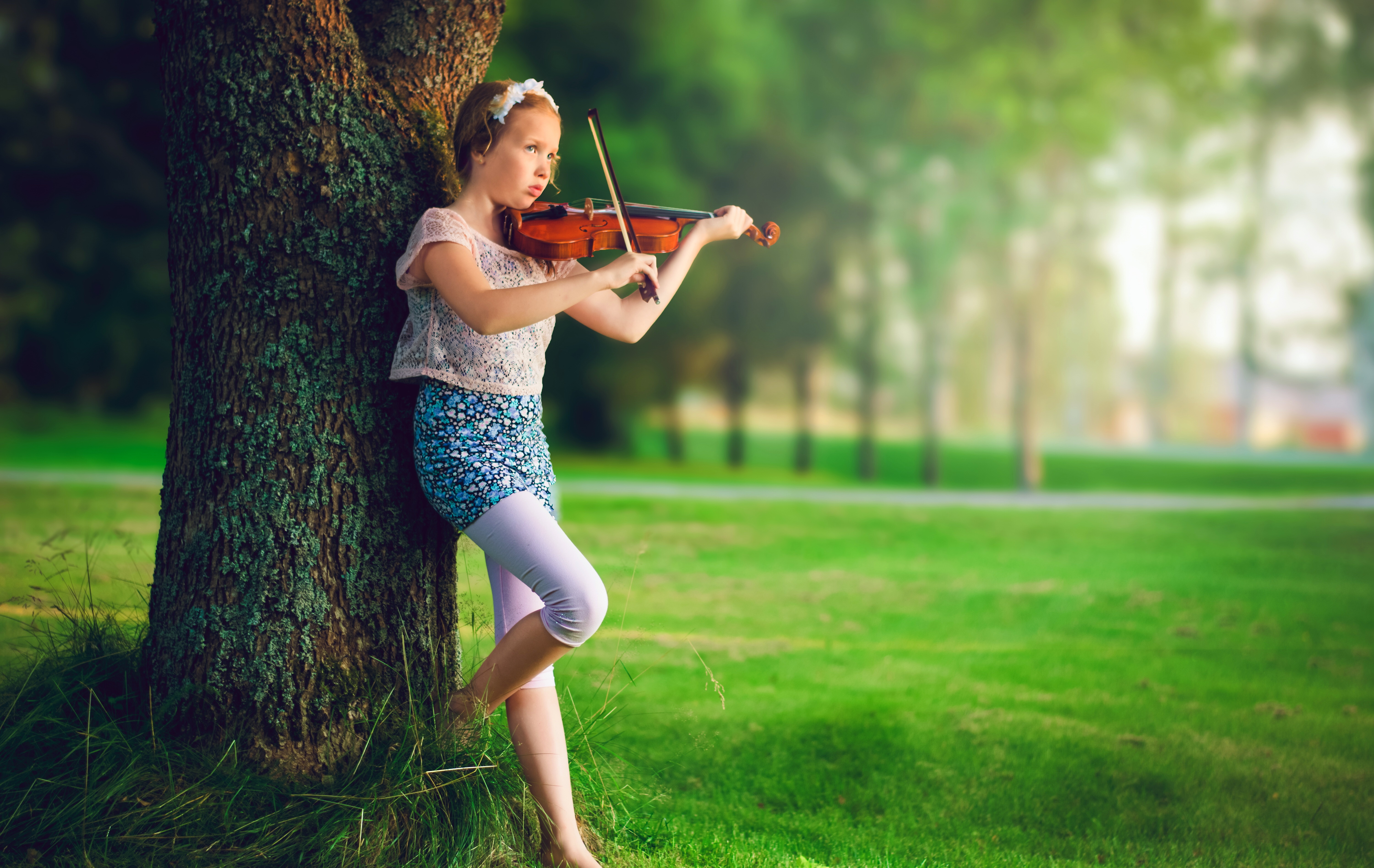 拉手提琴的小女孩图片图片