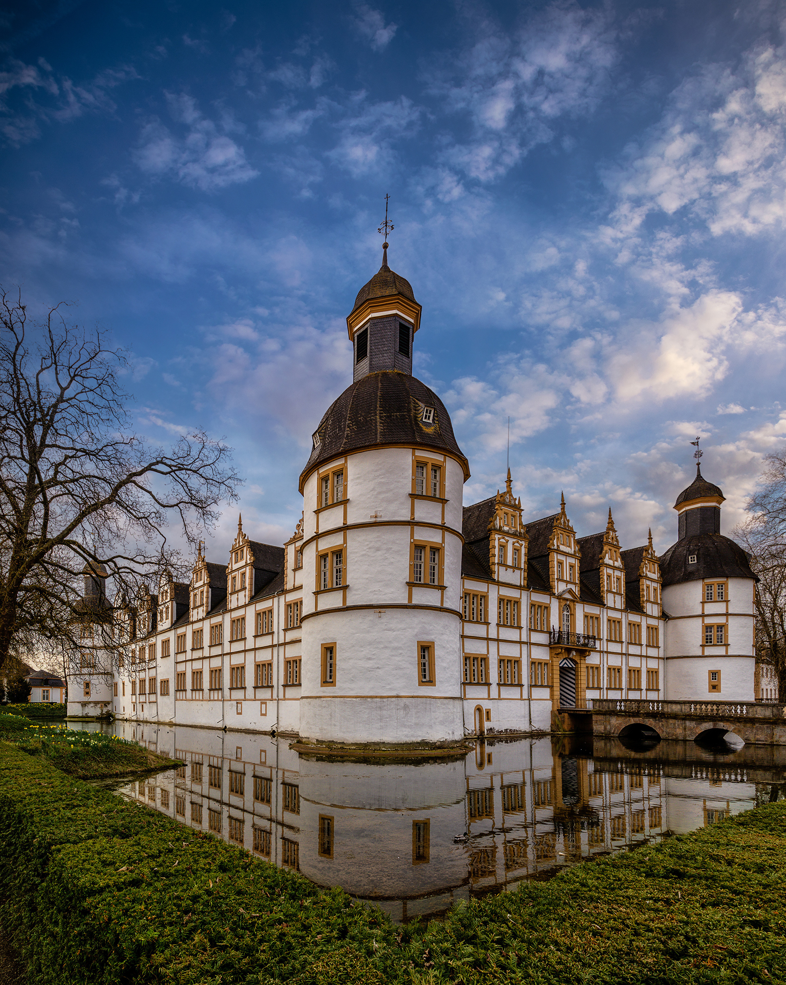 Картинка Германия Neuhaus Castle Paderborn Замки Водный 2560x3210