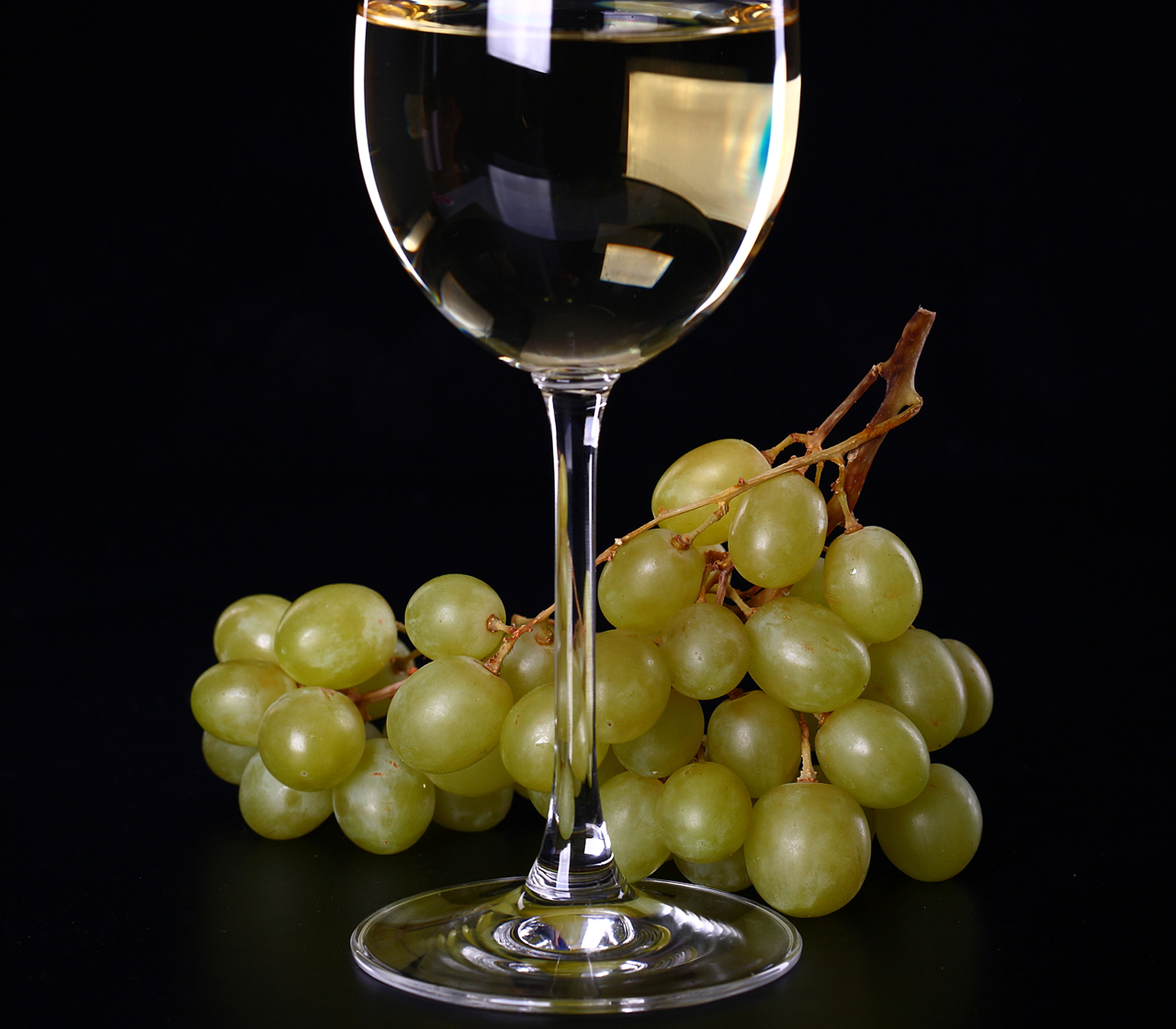 Виноград для вина купить. Вино и виноград. Белое вино. Виноград в бокале. Белое вино в бокале и виноград.