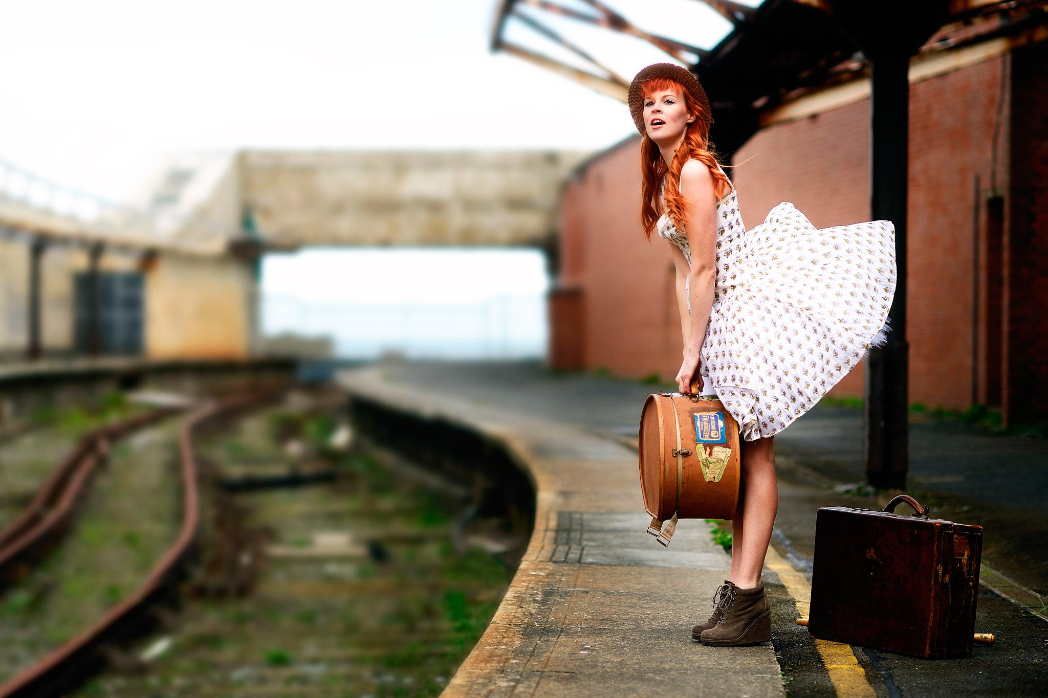 Женщина инди. Девушка с чемоданом. Девушка на вокзале с чемоданом. Фотосессия с чемоданом. Чем девушка.
