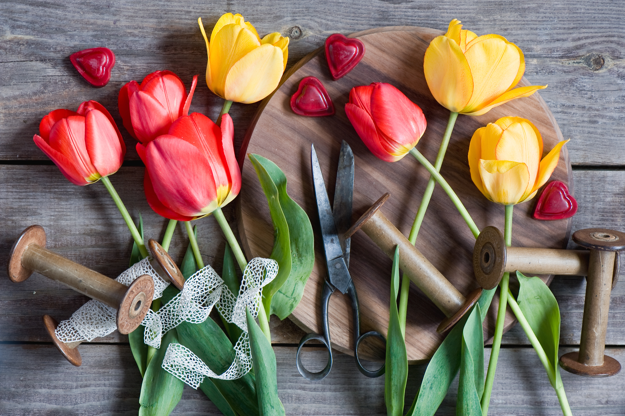 Как дольше сохранить цветы тюльпаны. Букет тюльпанов. Эстетичные букеты тюльпанов. Тюльпаны на деревянном столе. Цветы на деревянном столе.