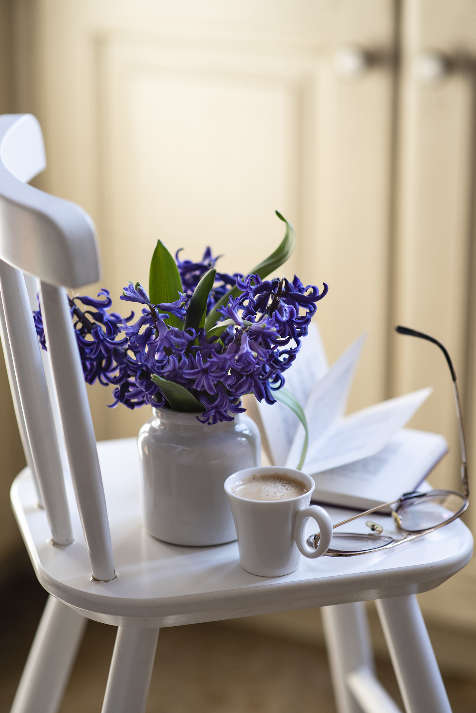 Foto Kaffe Cappuccino Blommor Tekopp Hyacint Glasögon Stilleben  till Mobilen blomma hyacinter
