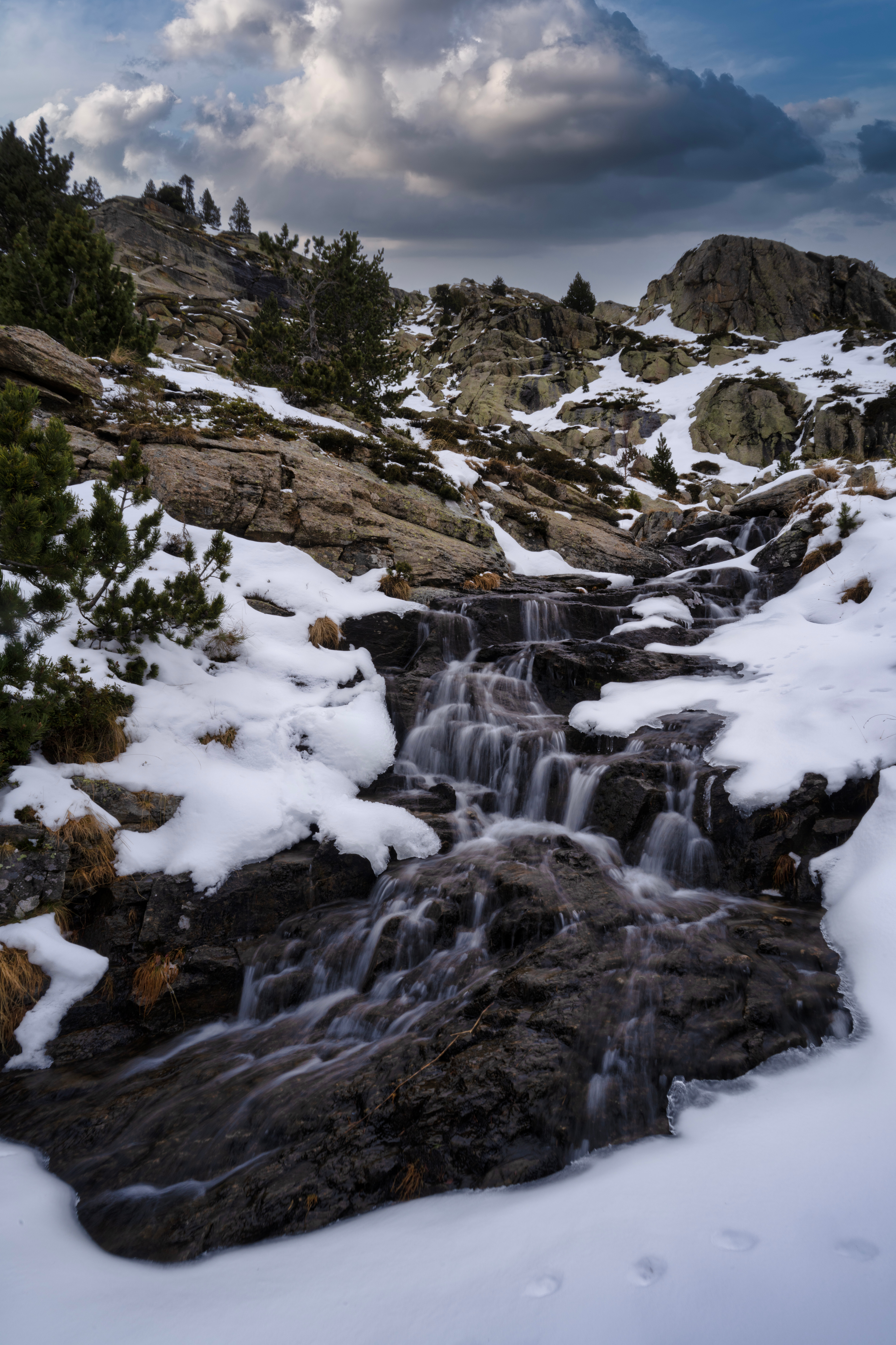 Фотографии Андорра Incles Valley Горы Скала Ручей Природа 3413x5120