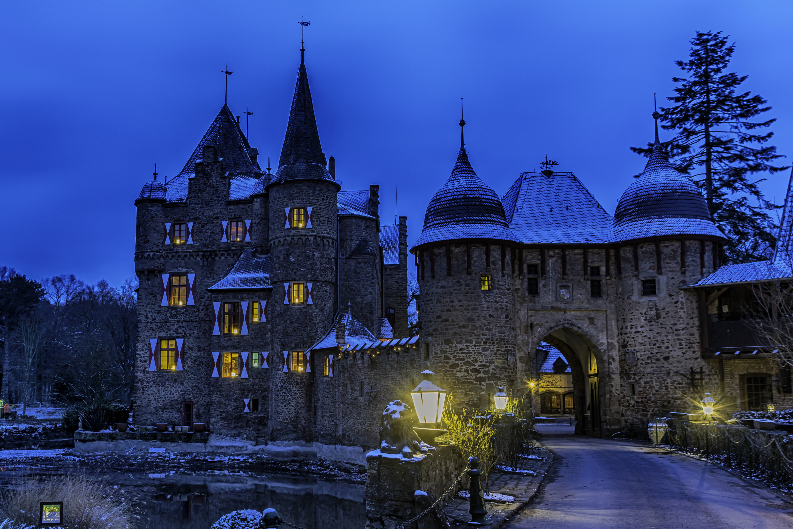 Castle road. Замок Зацвей Германия. Burg Satzvey замок Германия. Замок Зацвай (Burg Satzvey). Замок Эльц зима.