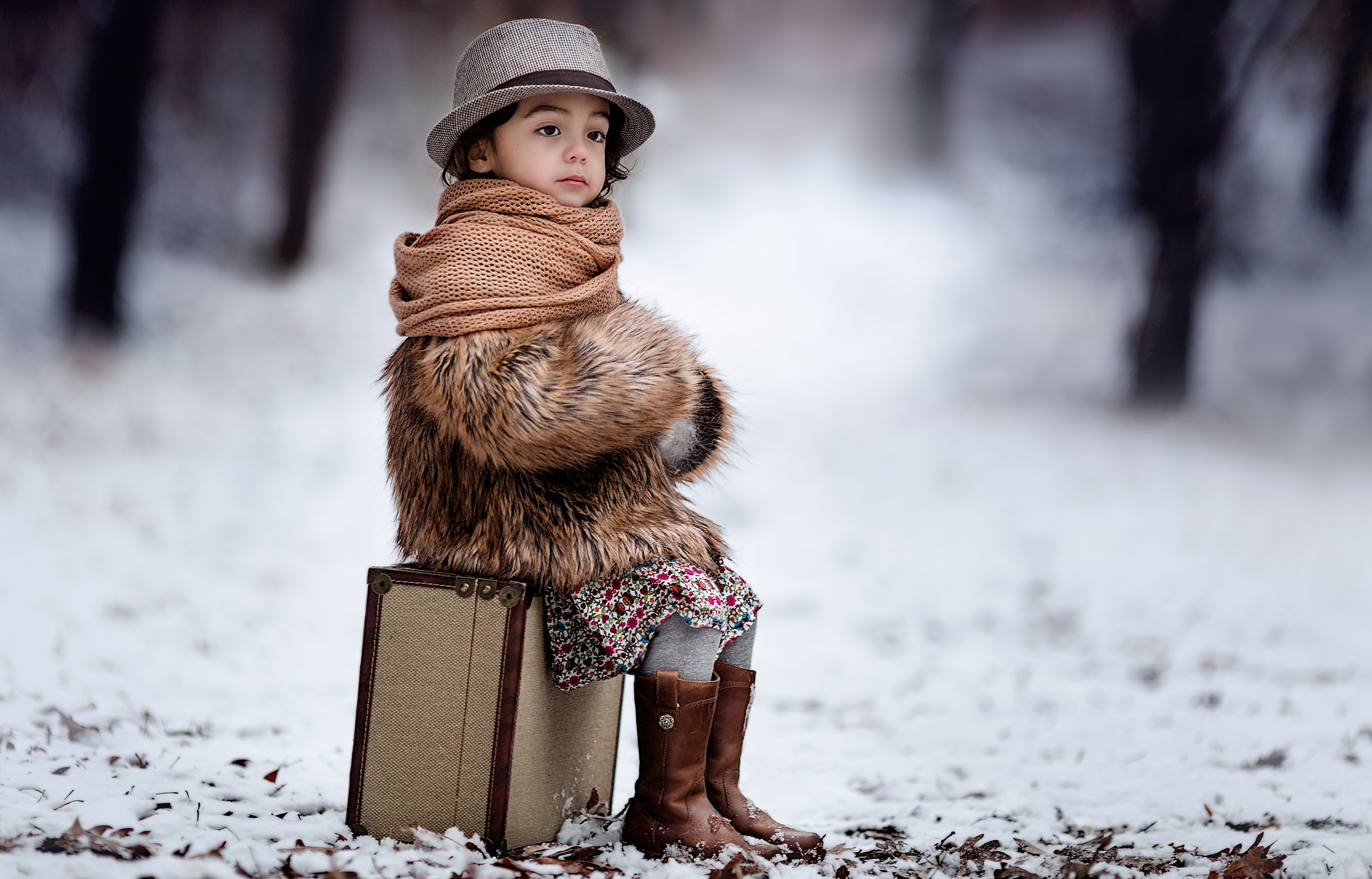 Маленькой девочке холодно. Девочка зимой. Зима для детей. Чемодан зима. Фотосессия детская зимняя в шубе.
