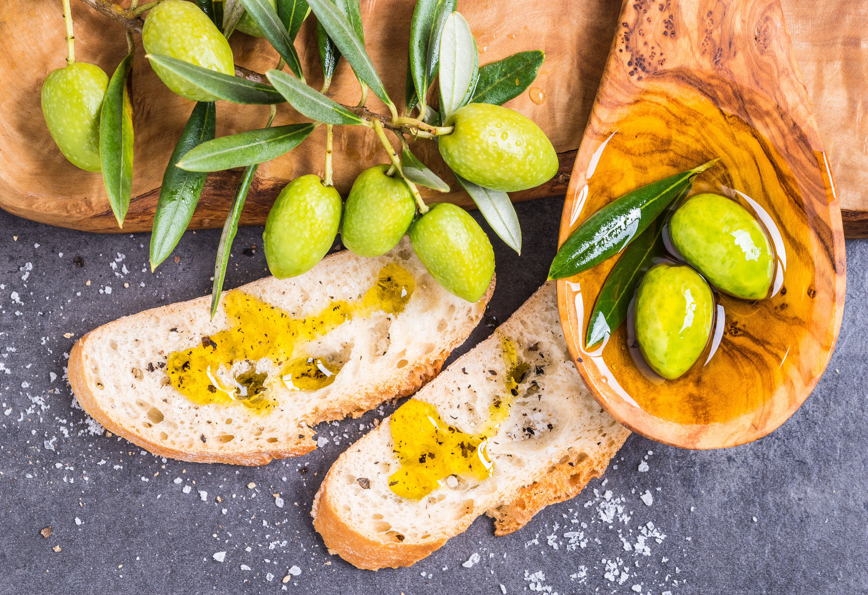 Оливковое масло в пищу. Оливковое масло. Хлеб с оливковым маслом. Итальянский хлеб с оливковым маслом. Оливковое масло и маслины.