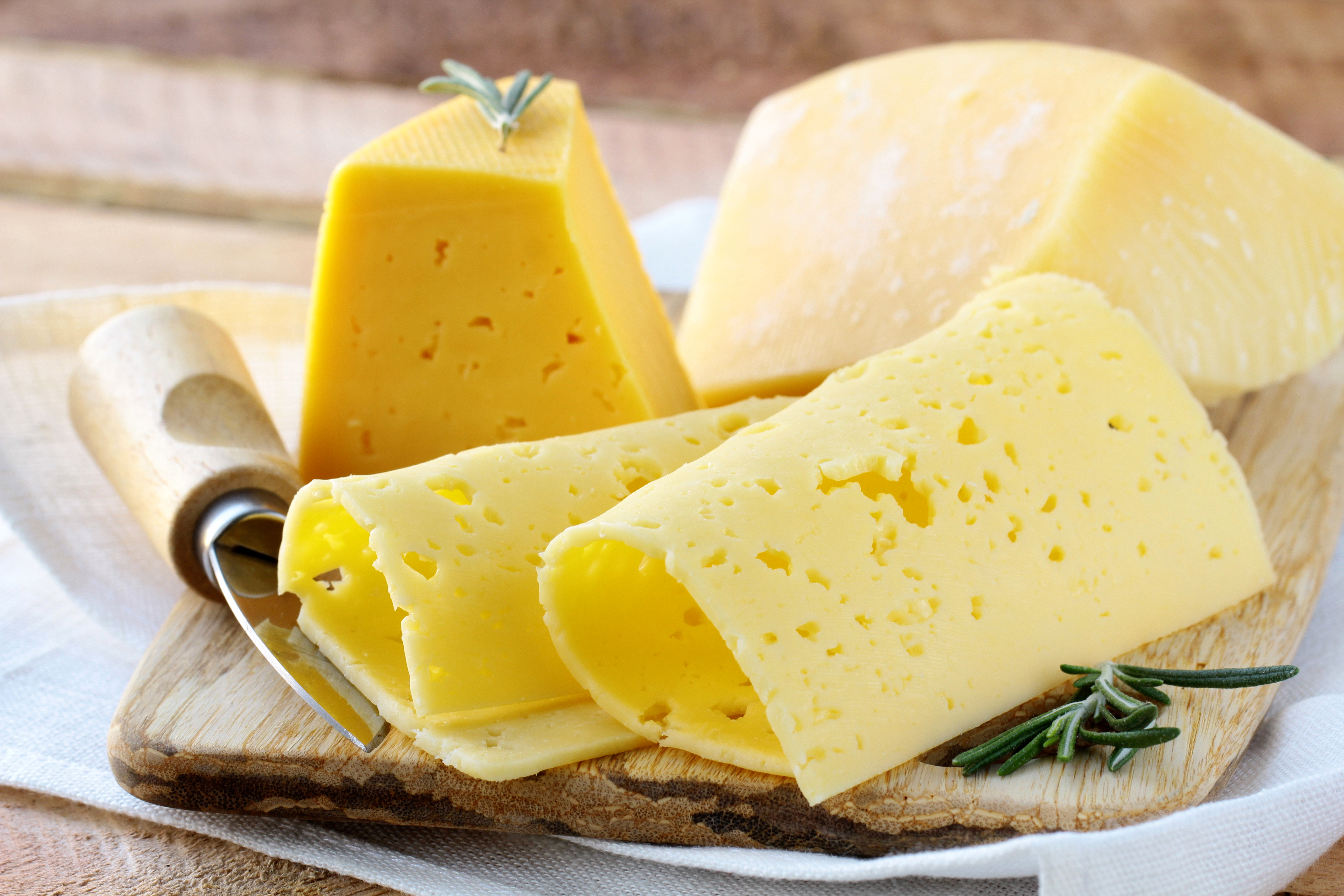 Как дольше сохранить свежий сыр. Сырная Долина Гауда. Сырная Долина сыр. Сыр Тильзитер сырная Долина. Желтый сыр.