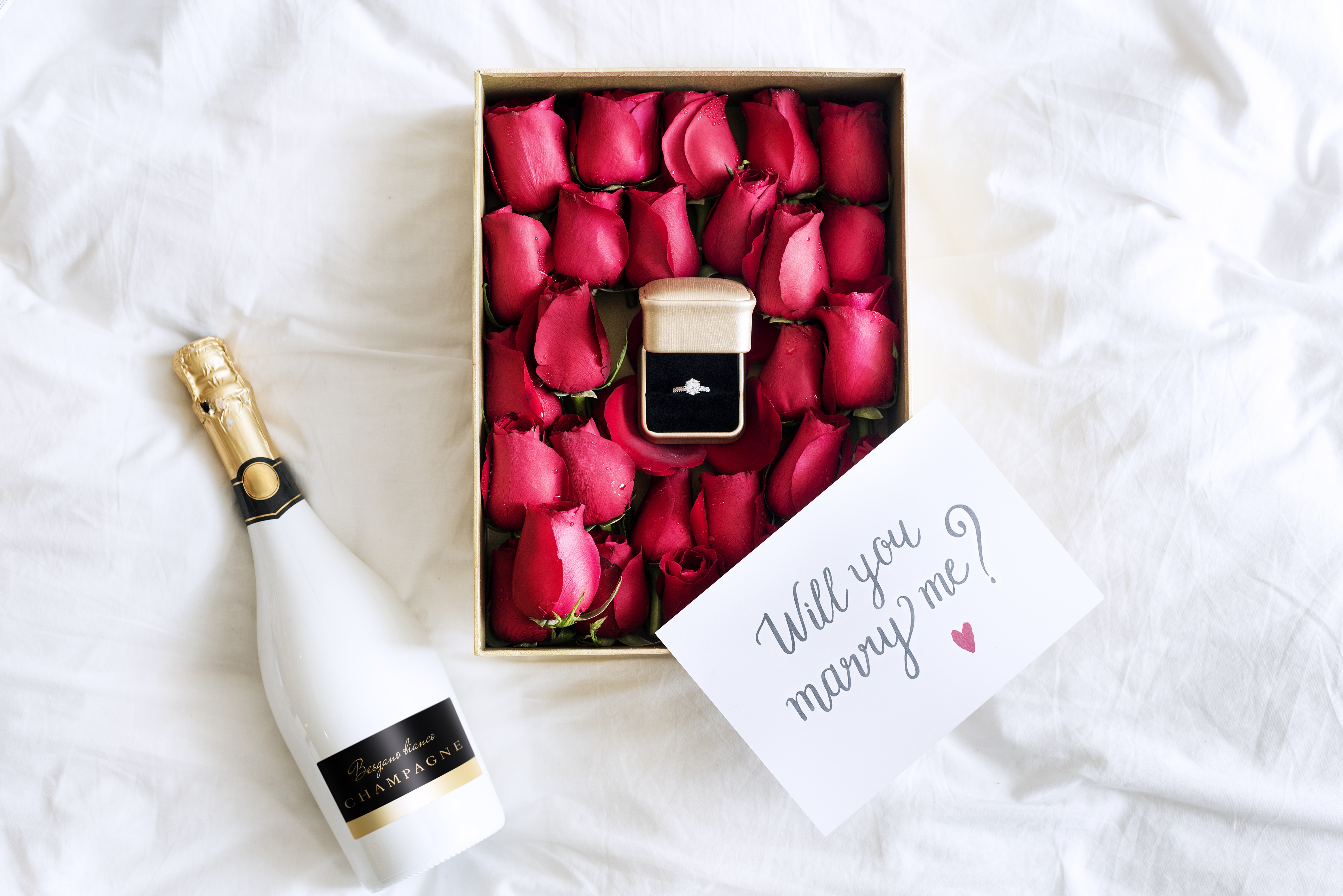 Хочу цветочки и вина. Романтический подарок. Романтический подарок девушке. Цветы и шампанское в коробке. Цветы с шампанским в коробке.