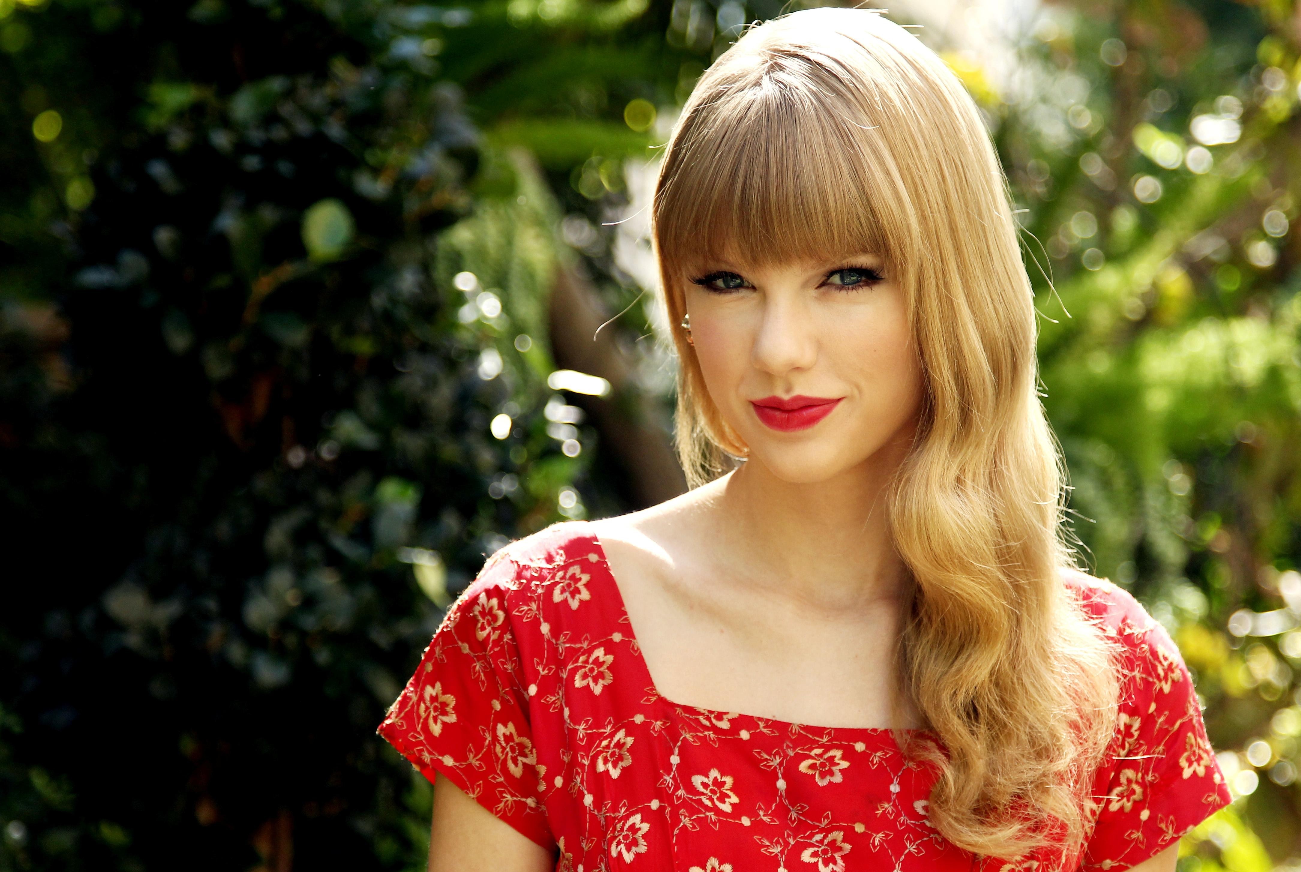 Молодая тейлор. Тейлор Свифт. Taylor Swift Тейлор Свифт. Тейлор Свифт улыбается. Тейлор Свифт рыжая.