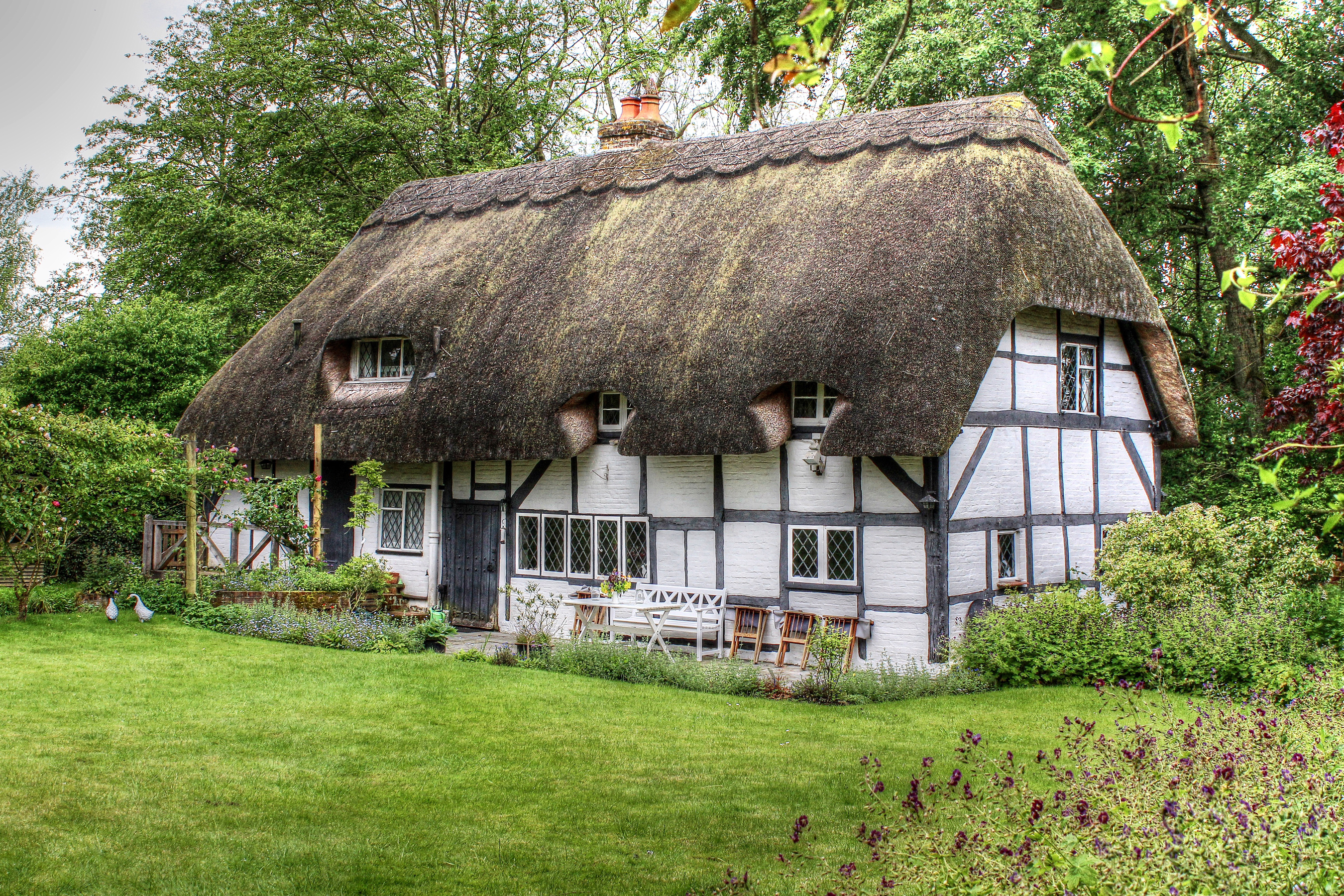 Ин хата. Thatched Cottage in Hampshire England. Традиционное жилище венгров. Фахверк Мазанка. Мазанки домики.