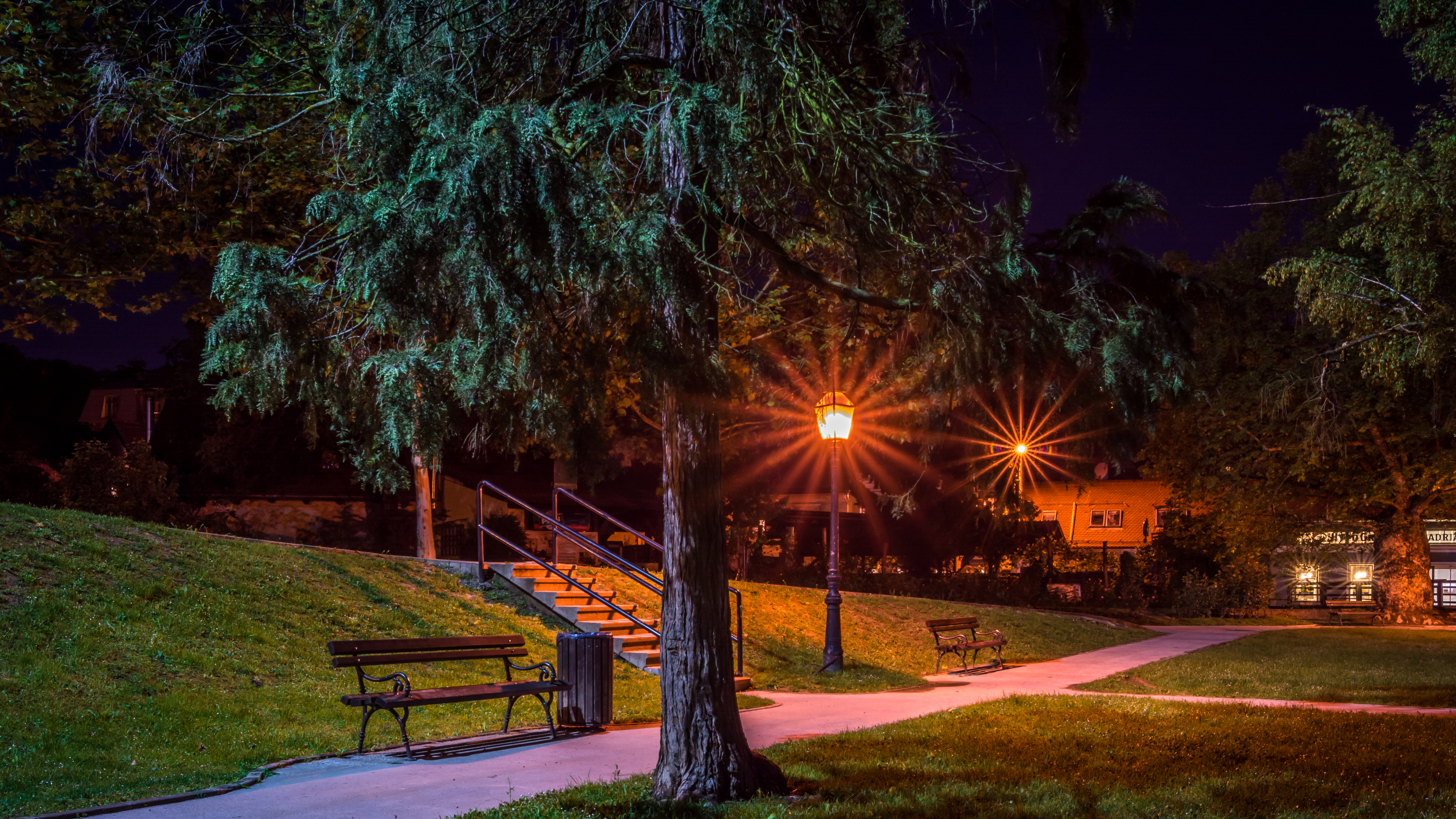 Вечером через парк. Ночной парк БЕЛОКАН. Парк фонарей Зеленоградск. Парк Царицыно скамейки. Вилино парк ночью.