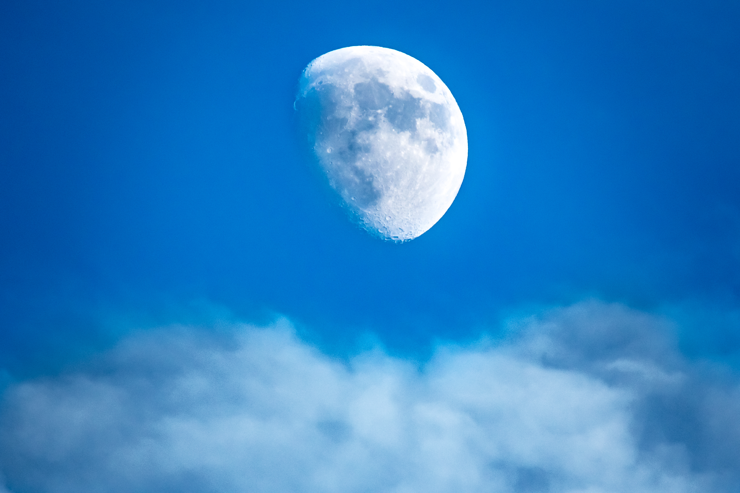 Полнолуние небо. Луна на небе. Луна днем фото. Лунное небо. Луна на голубом небе.