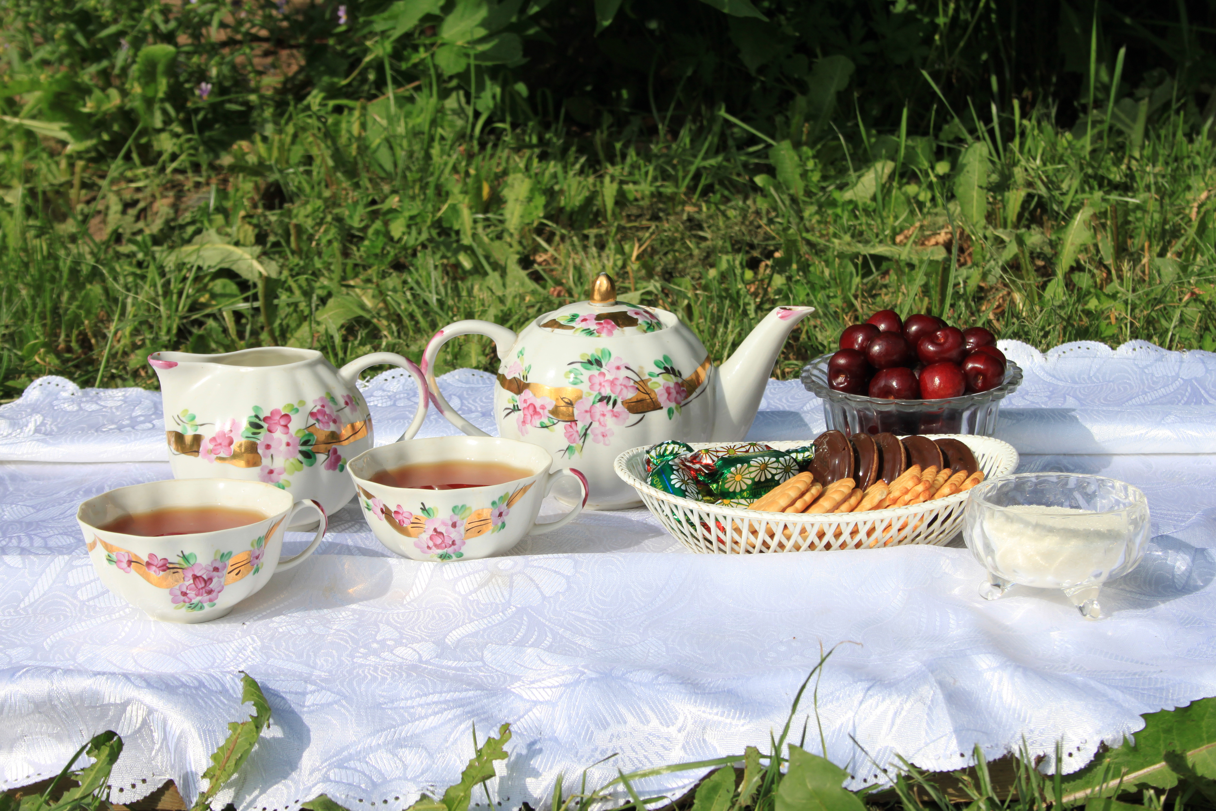 Текст на открытом воздухе чай со свежим. Чаепитие в саду. Чайный стол. Чай на природе. Летнее чаепитие в саду.