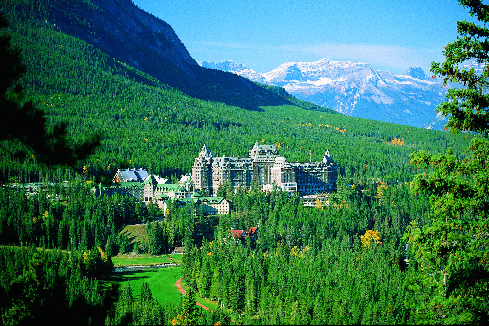 Город около гор. Отель Фермонт Банф Спрингс. Banff Springs Hotel Канада.