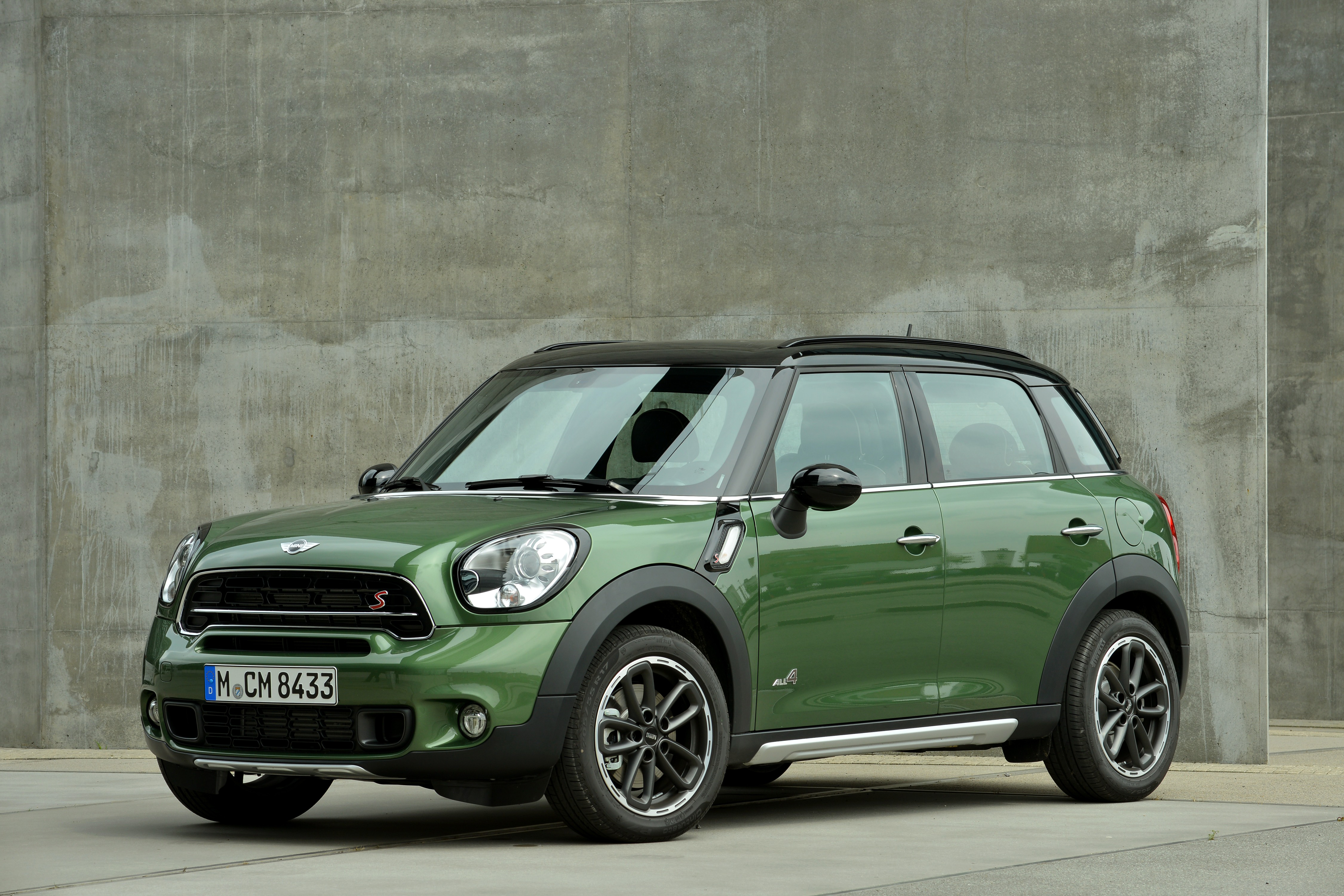 Зелена мини. Mini Cooper Countryman зеленый. Мини Купер Кантримен 2020 зеленый. Мини папер Кантри мен зеленый. Mini Cooper s Countryman 2014.