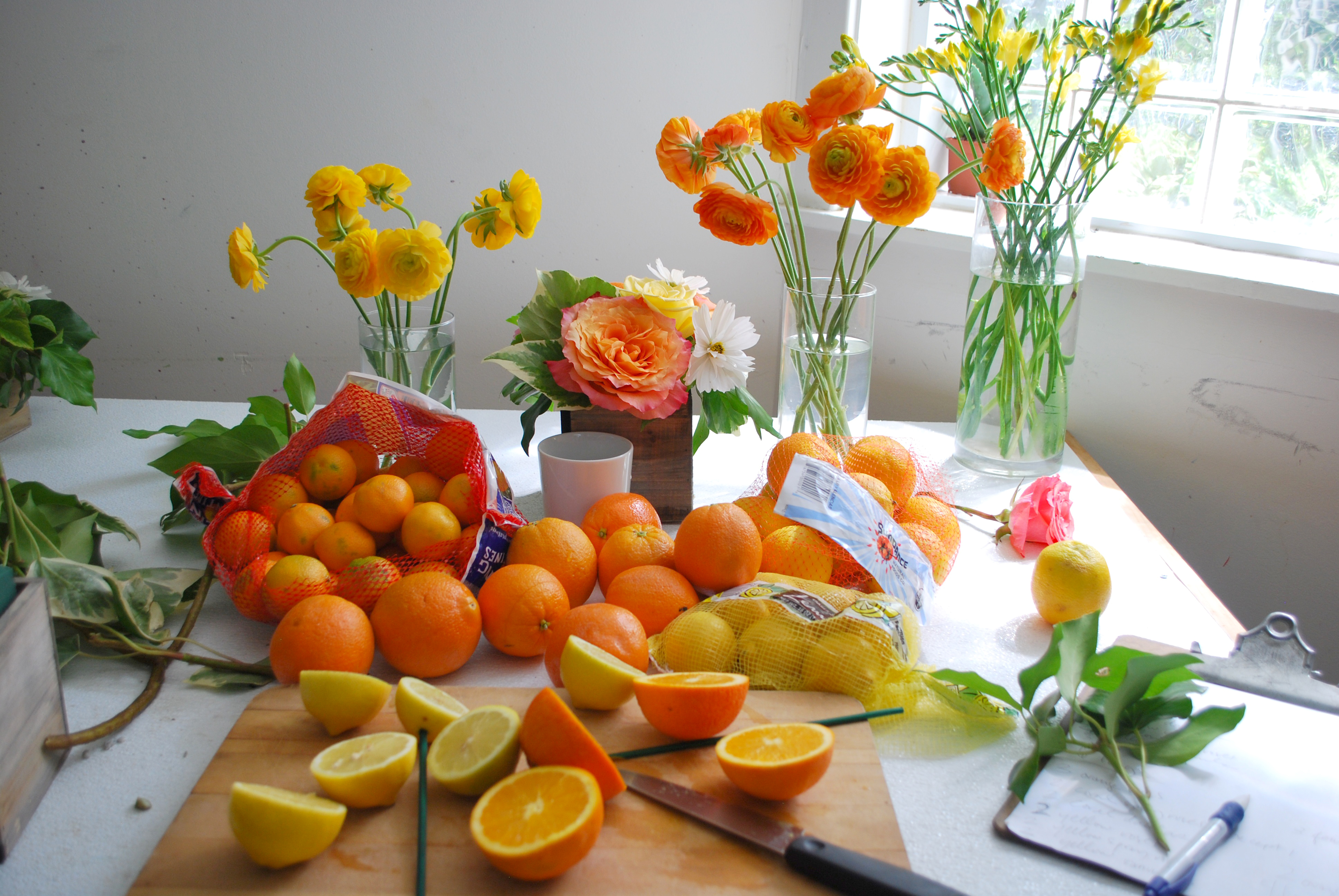 Мандарины в марте. Апельсины на столе. Натюрморт в желто оранжевых тонах. Цветок апельсина.