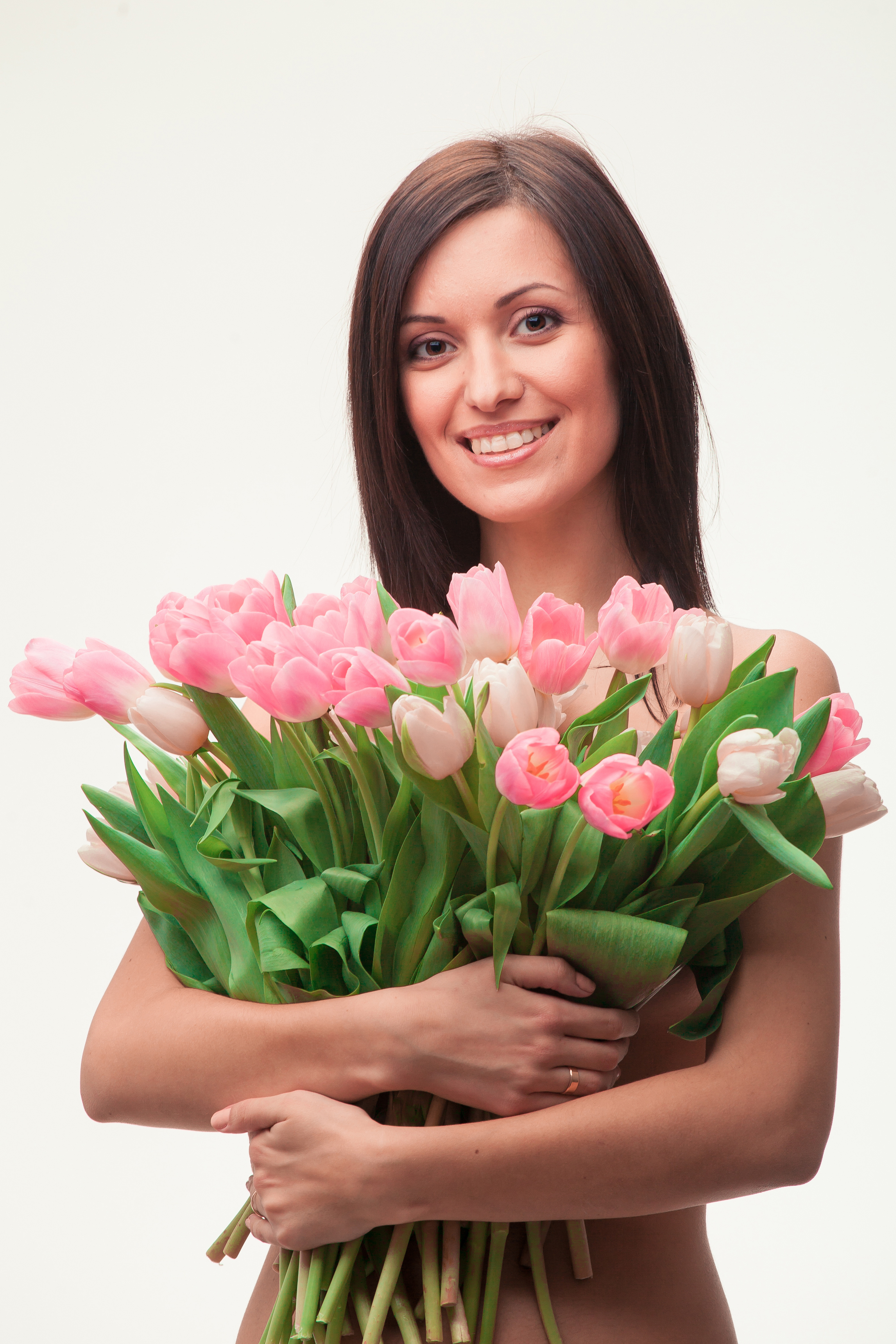Женщина с букетом тюльпанов