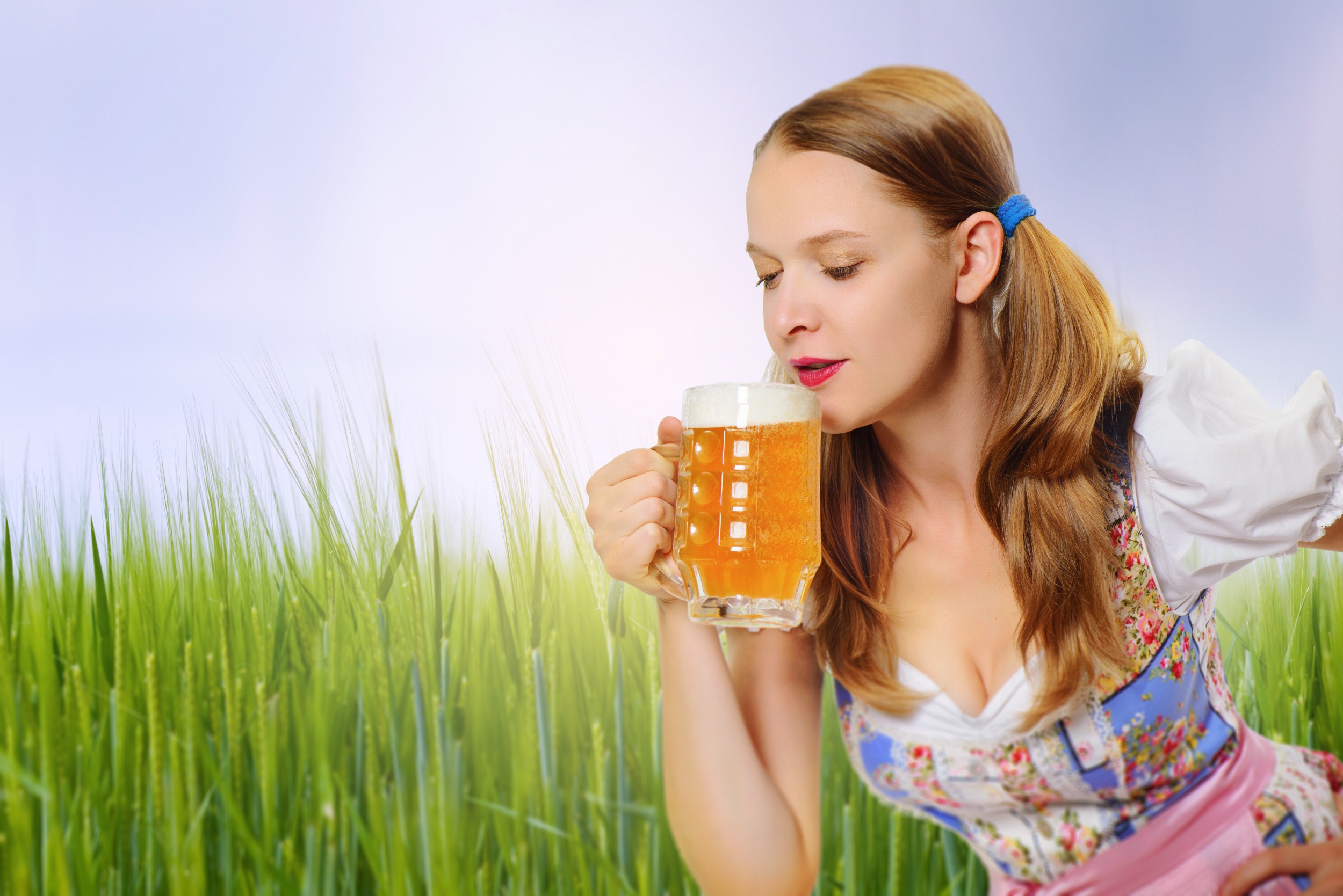 Бежит пить пиво. Пиво. Девушка с пивом. Девушка с пивом в руках. Разливное пиво девушка.