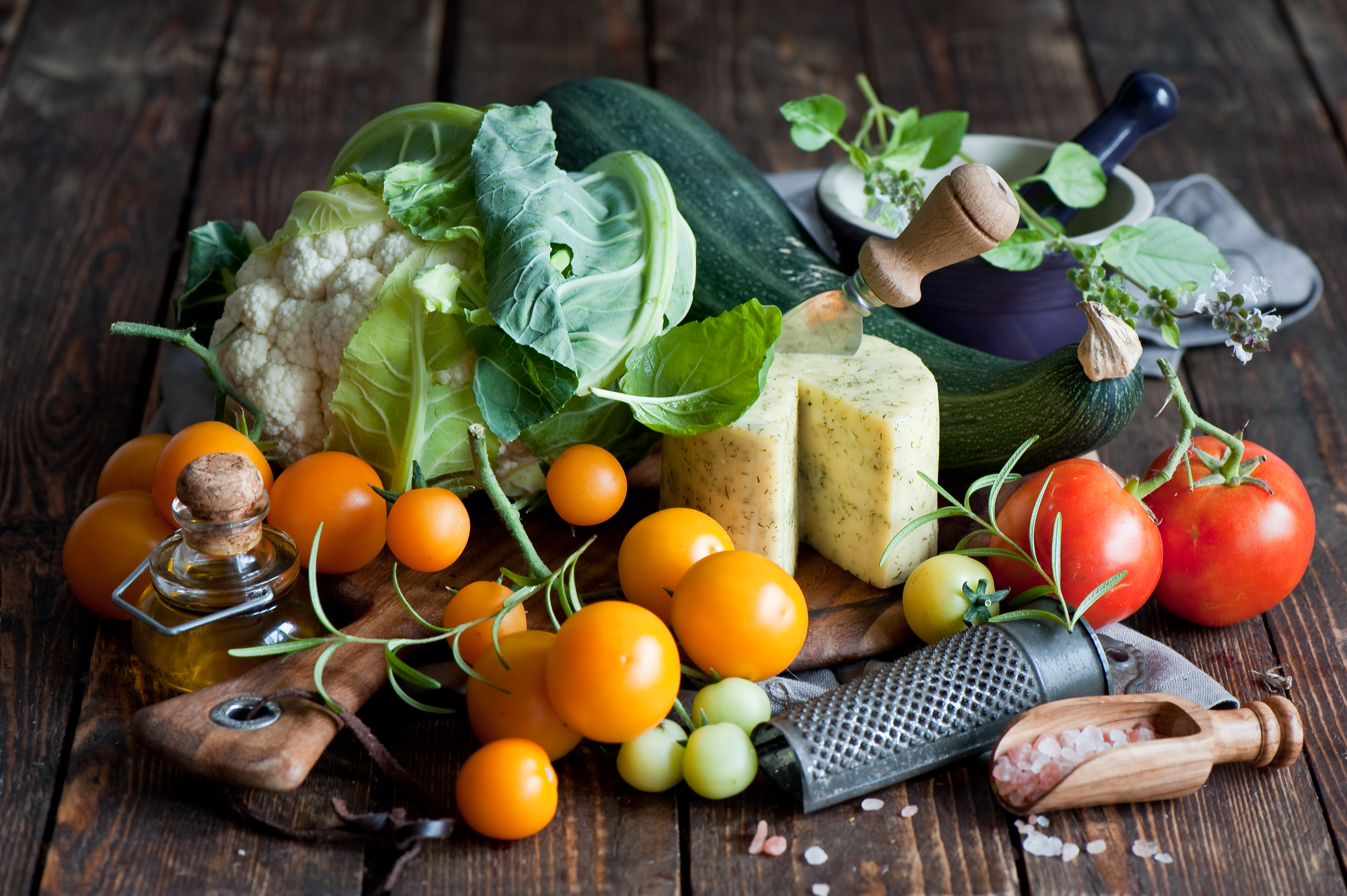 овощи и фрукты на кухонном столе