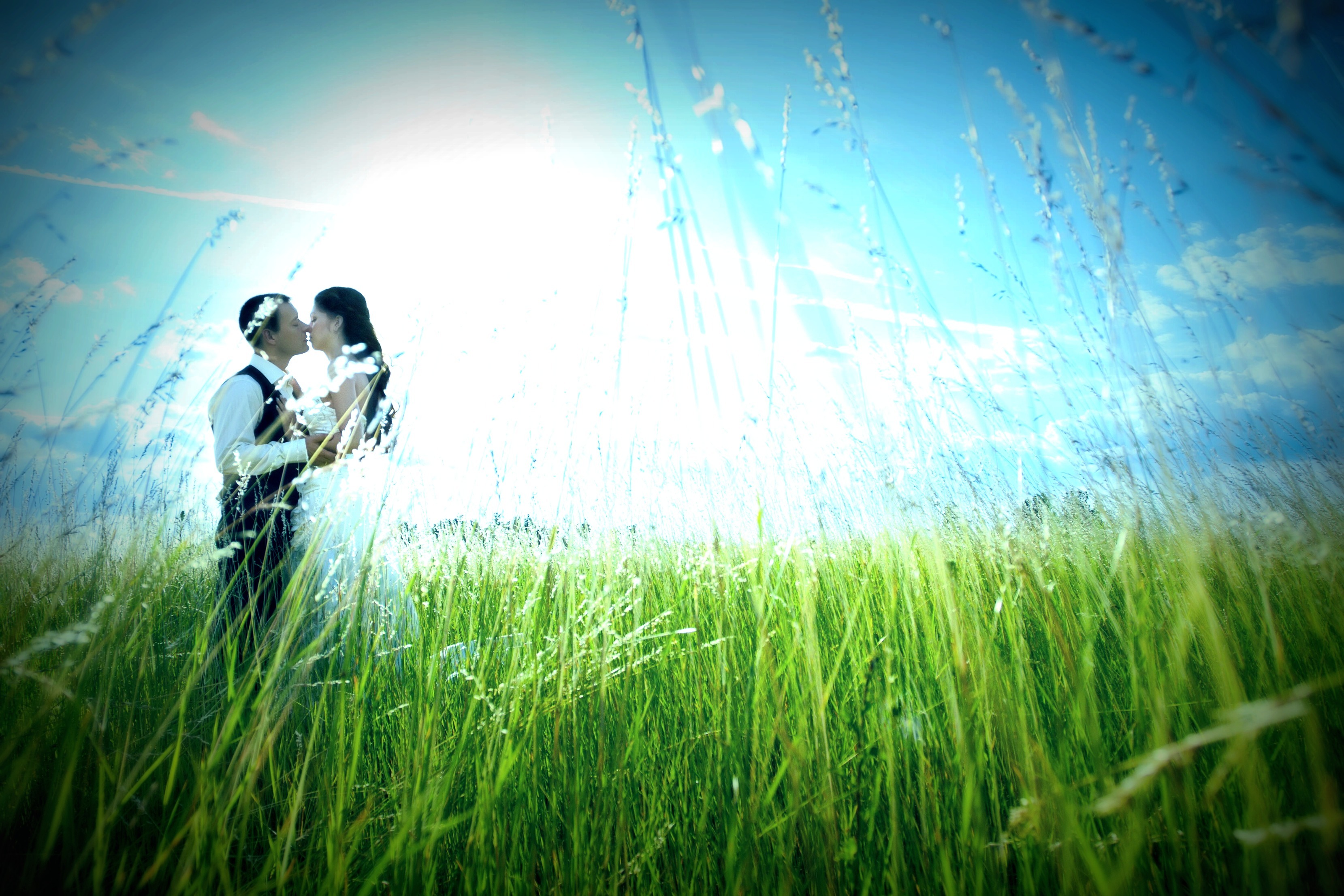 Любовь к природе это чувство. Любовь к природе. Пара влюбленных на траве. Влюбленные на фоне природы. Мужчина и женщина на природе.