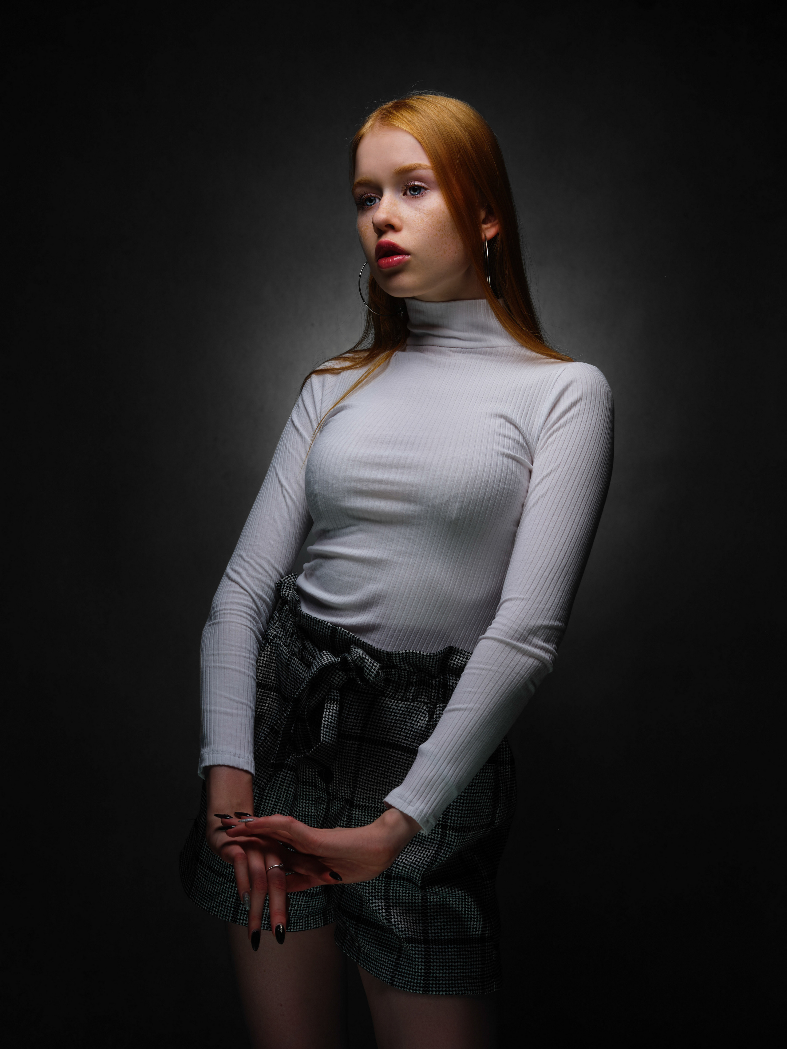Desktop Hintergrundbilder Rotschopf Lisa, Nikolay Bobrovsky Pose junge Frauen Hand Blick 2560x3413 für Handy posiert Mädchens junge frau Starren