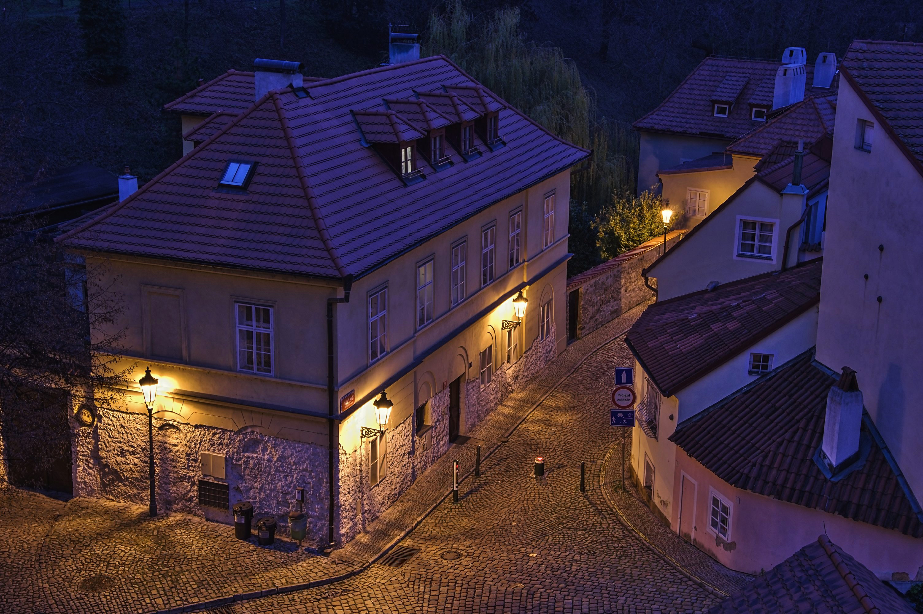 Весь город живет в одном доме. Улочки Праги ночью. Чешский домик. Красивые улицы Чехии. Прага улочки.
