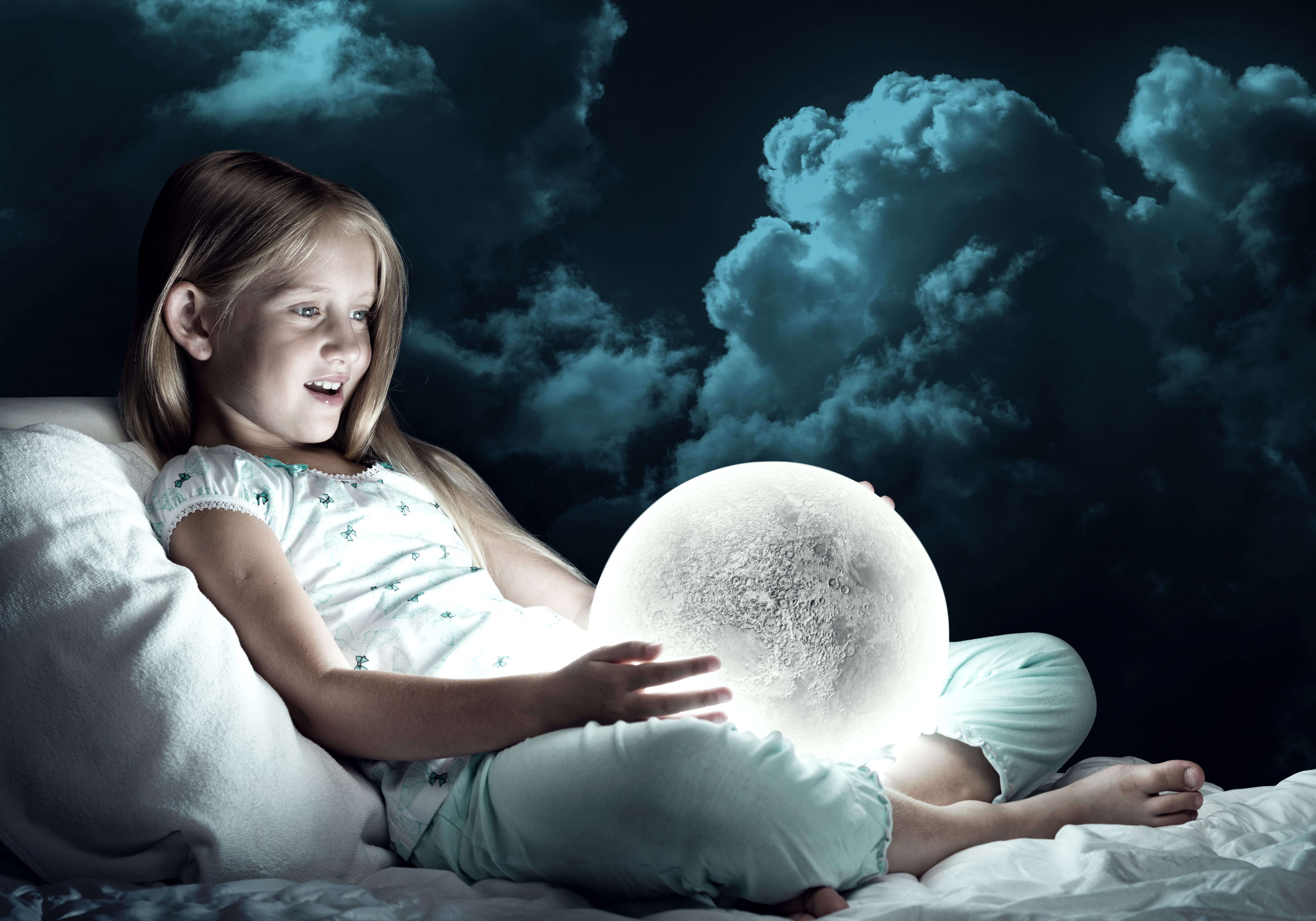 Луна есть помогать. Дети Луны. Фотосессия с луной. Детские сны. Ребенок мечтает.