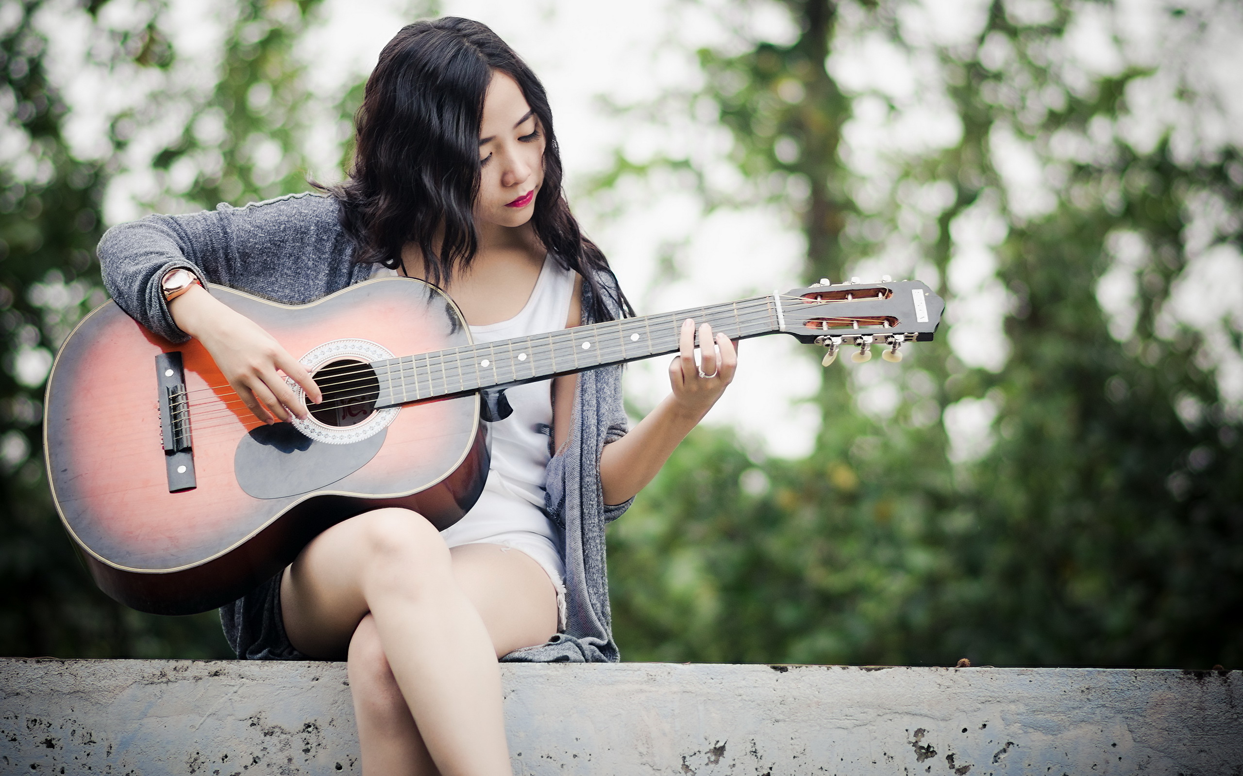 Bilder von Brünette Gitarre Bokeh Spielt junge Frauen Bein Asiaten Hand sitzt 2560x1600 unscharfer Hintergrund spielen Mädchens junge frau Asiatische asiatisches sitzen Sitzend