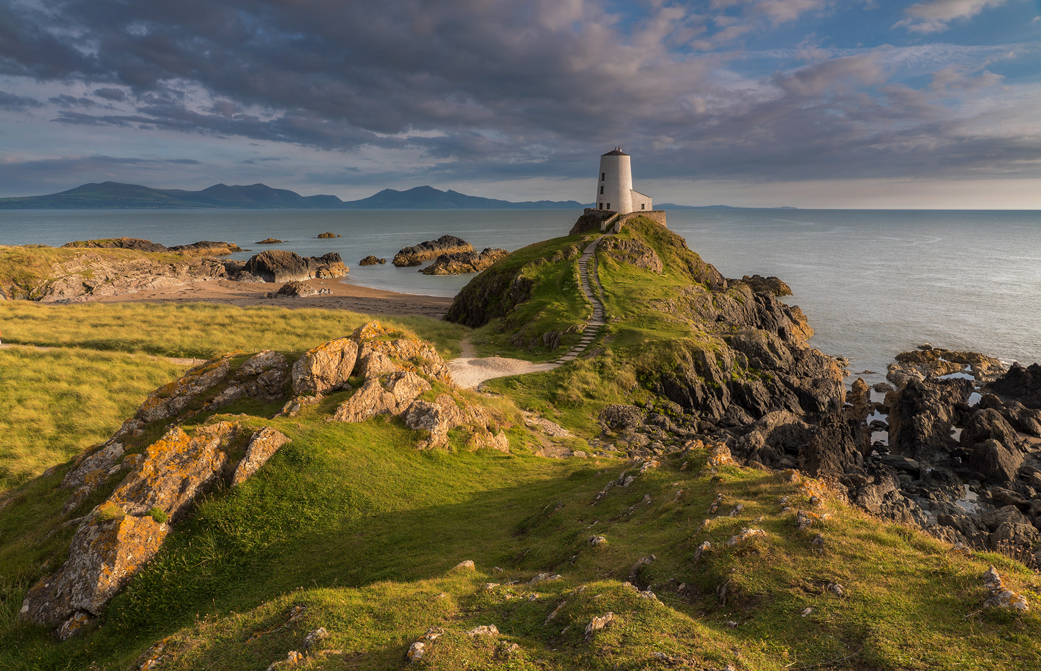 Ireland scotland wales. Англси Уэльс. Остров Англси Маяк. Остров Англси в Уэльсе. Маяк на острове Англси Уэльс Великобритания.