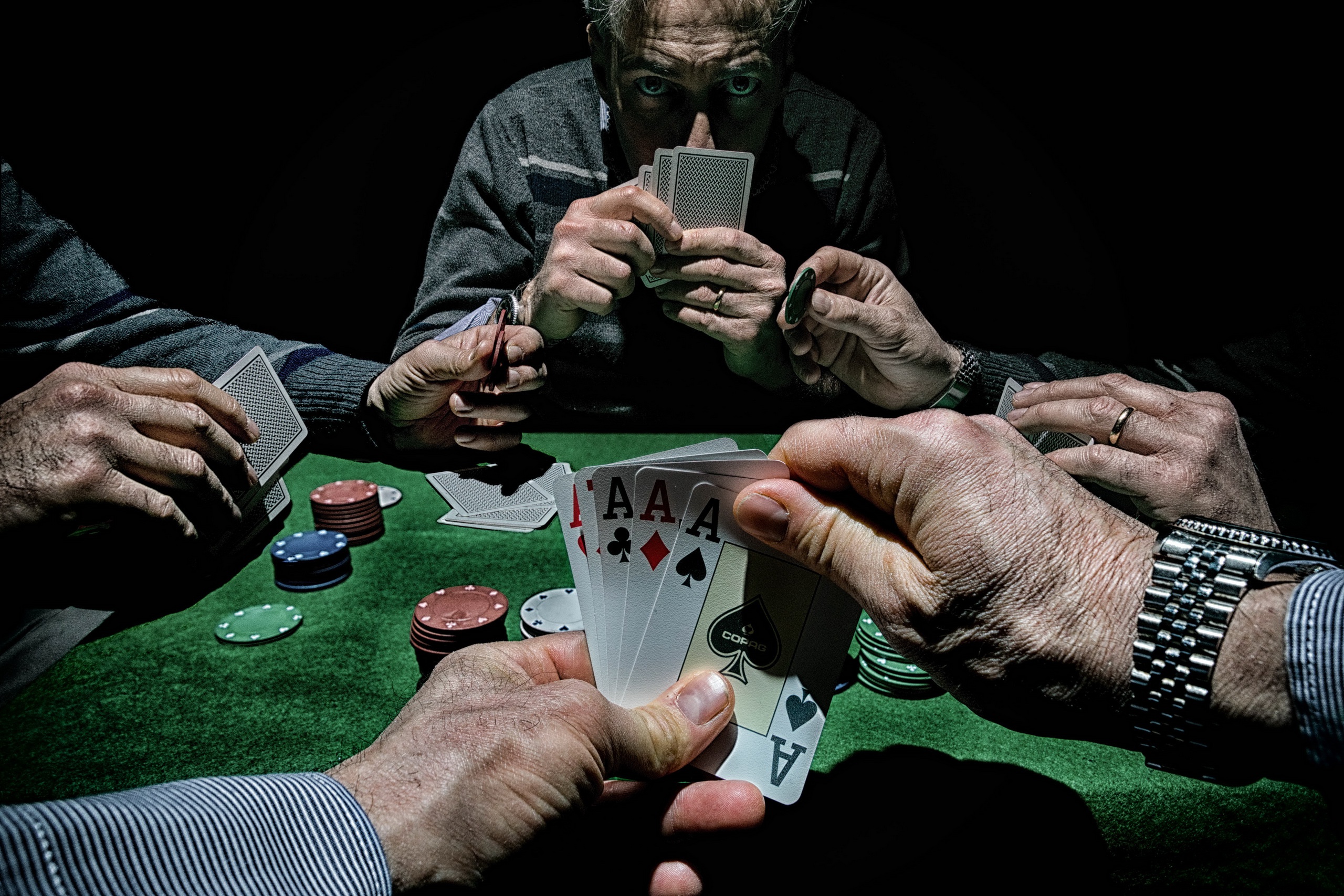 Начинать в карты играть. Игра в Покер. Карты играть. Игроки в Покер картина. Картежник.