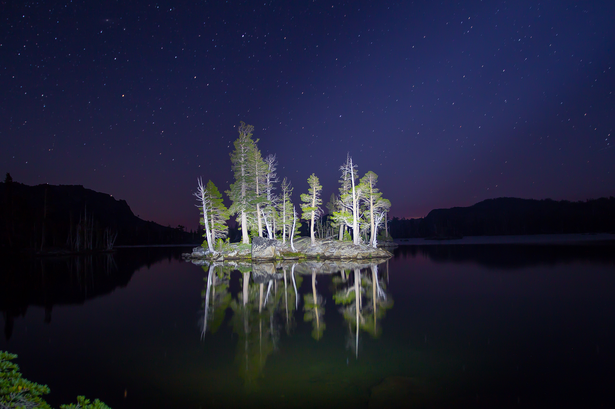 Night lake. Озеро ночью. Ночные фото природы. Природа озеро ночью. Озеро ночью фото.