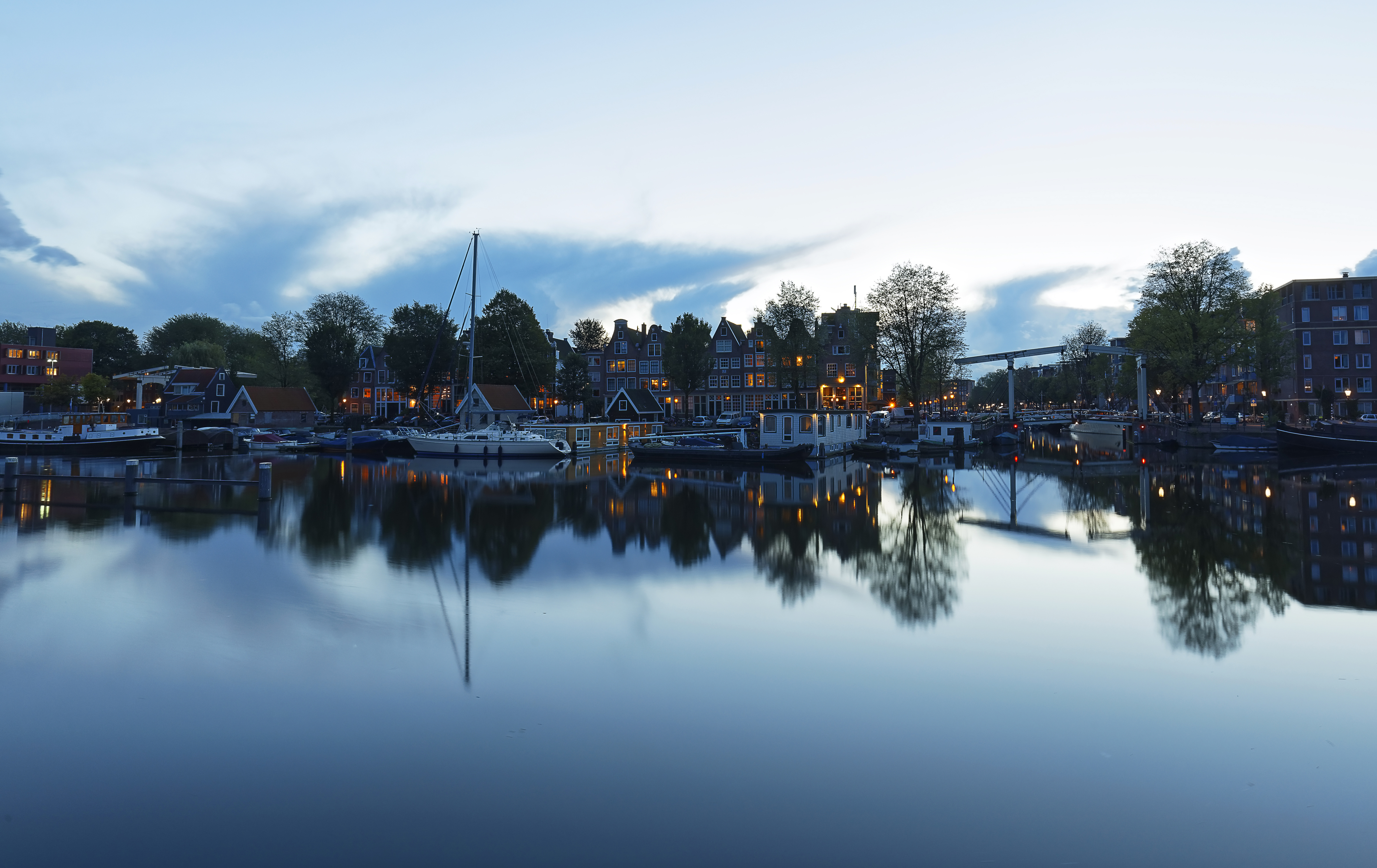 Bakgrunnsbilder Amsterdam Nederland Elvefartøy Kveld Båthavn Elver Elv en by bygninger småbåthavnen Hus Byer byen bygning