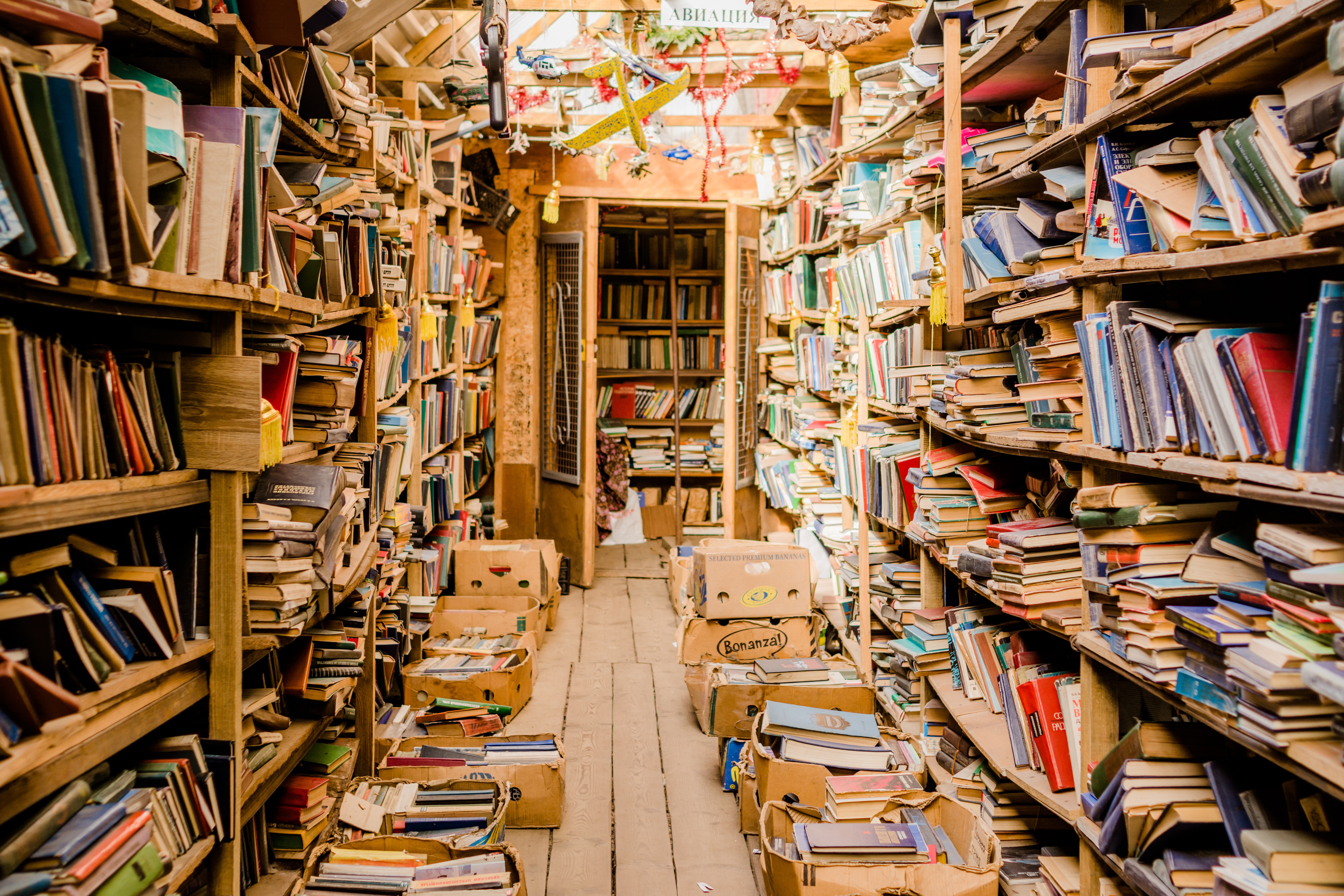 Отыщите место со множеством книг. Куча книг. Библиотека много книг. Библиотека фон. Книжный магазин фон.