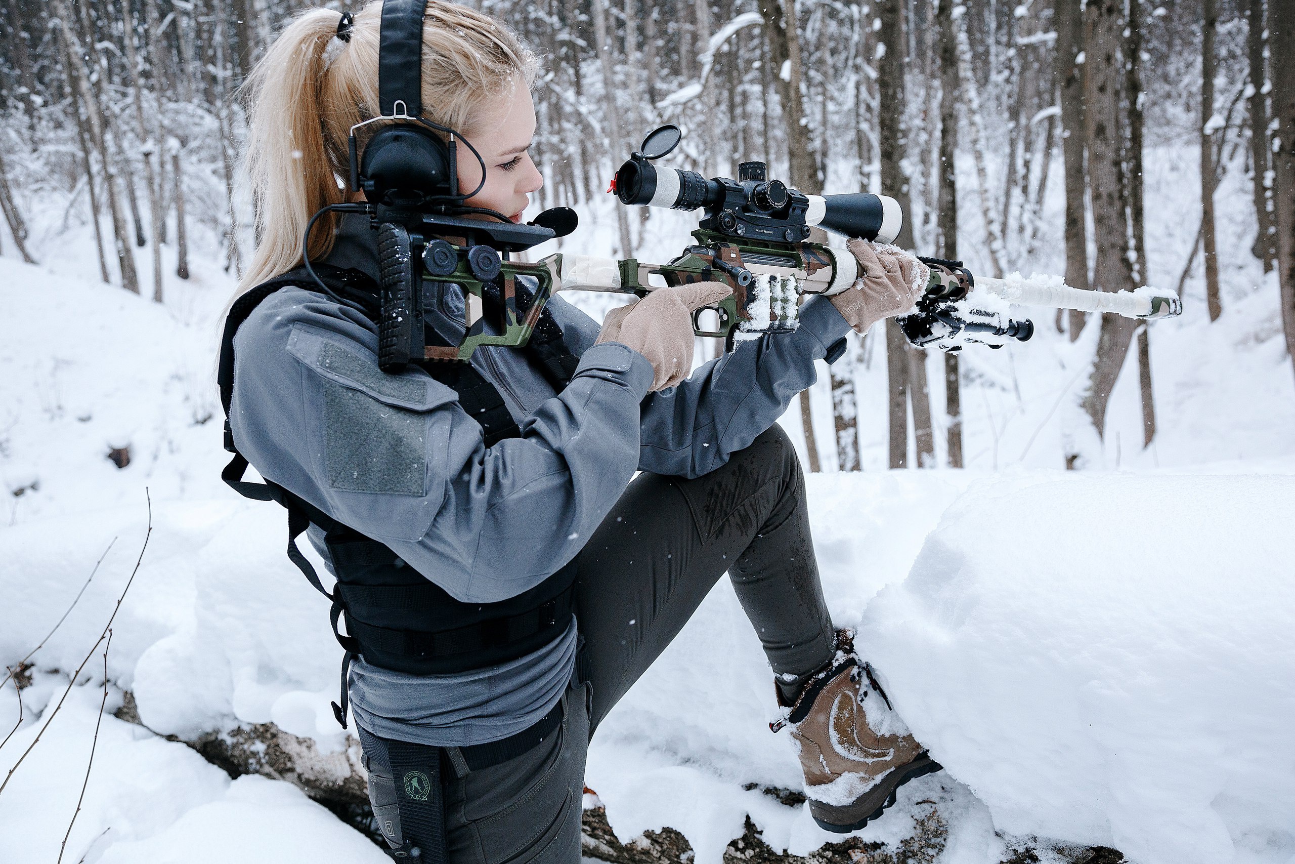 壁紙 2560x1707 スナイパーライフル 冬 Dvl 10 M2 Urbana 狙撃手 ブロンドの女の子 ヘッドフォン ポーズ 少女 陸軍 ダウンロード 写真