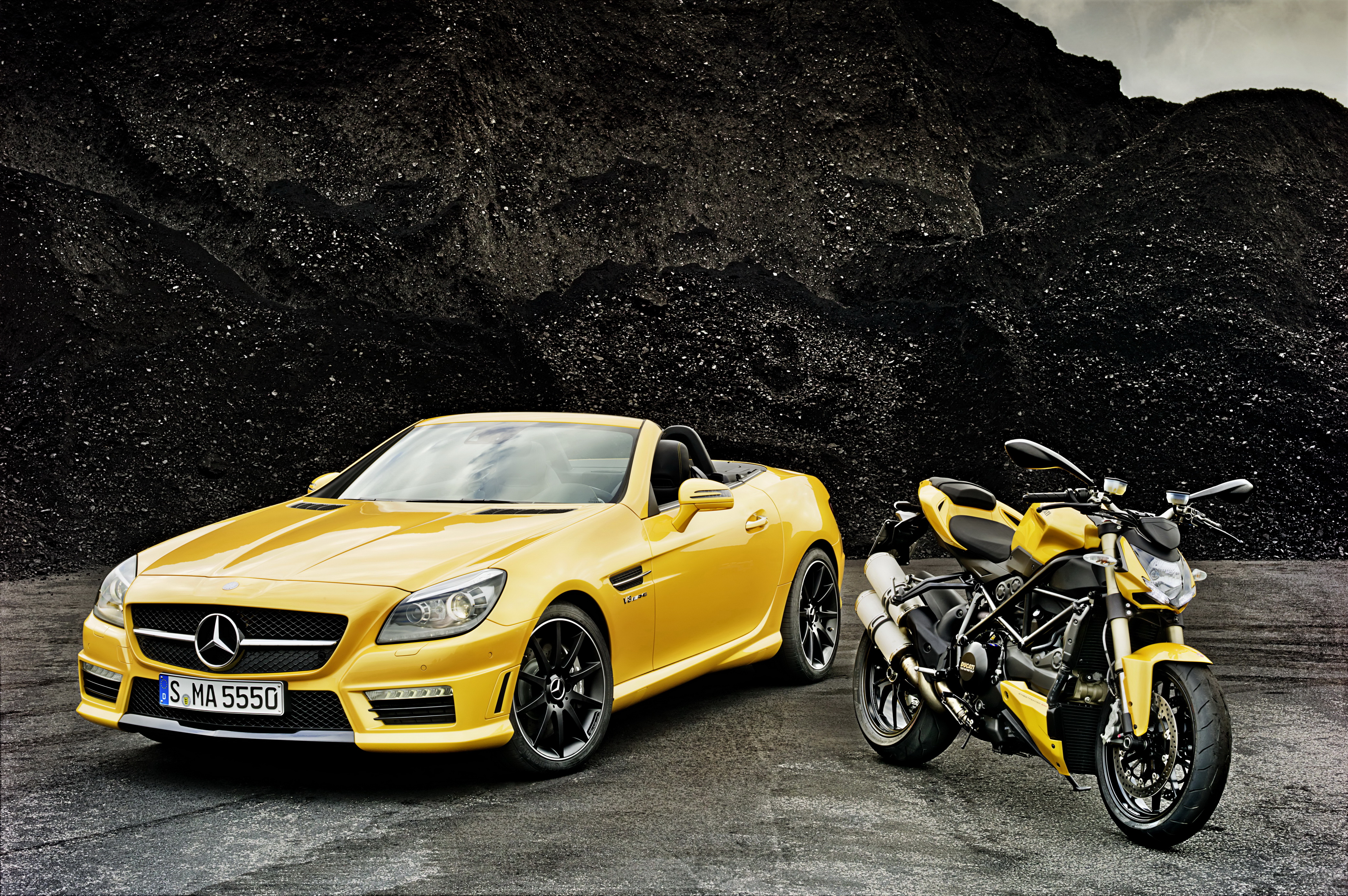 Moto auto. Mercedes Benz SLK 55 AMG. Мотоцикл Мерседес АМГ. Мерседес SLK желтый. Желтый Мерседес кабриолет.