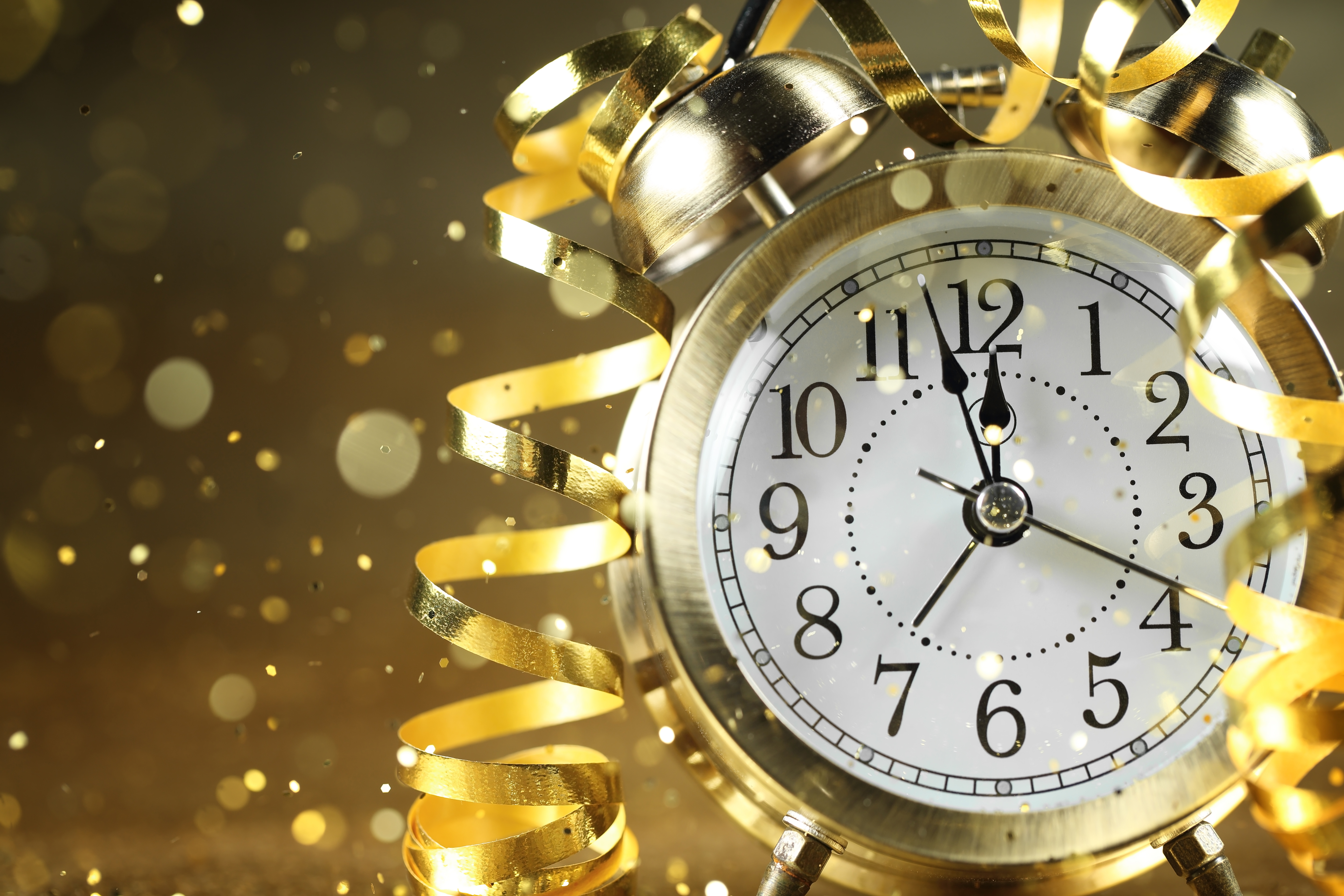 1 час новый год будет. Часы новогодние. Новый год часы. Новогодний фон с часами. Новогодние куранты.