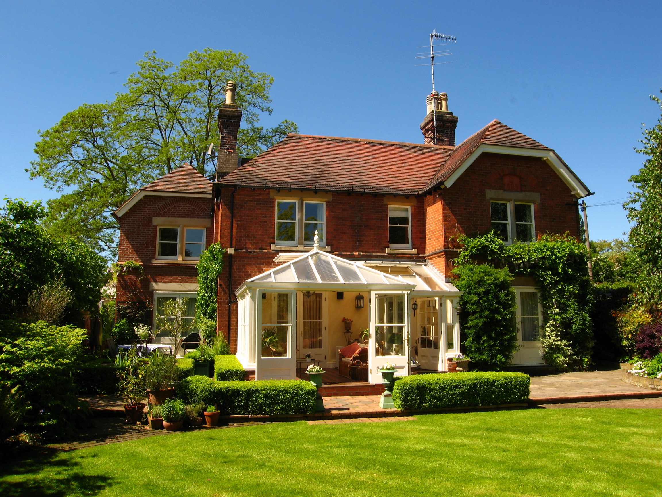 Английский дом видео. Английские домики с садом каменный Джейн Остен. Турнер дом в Англии. Английский особняк. Красивые дома.