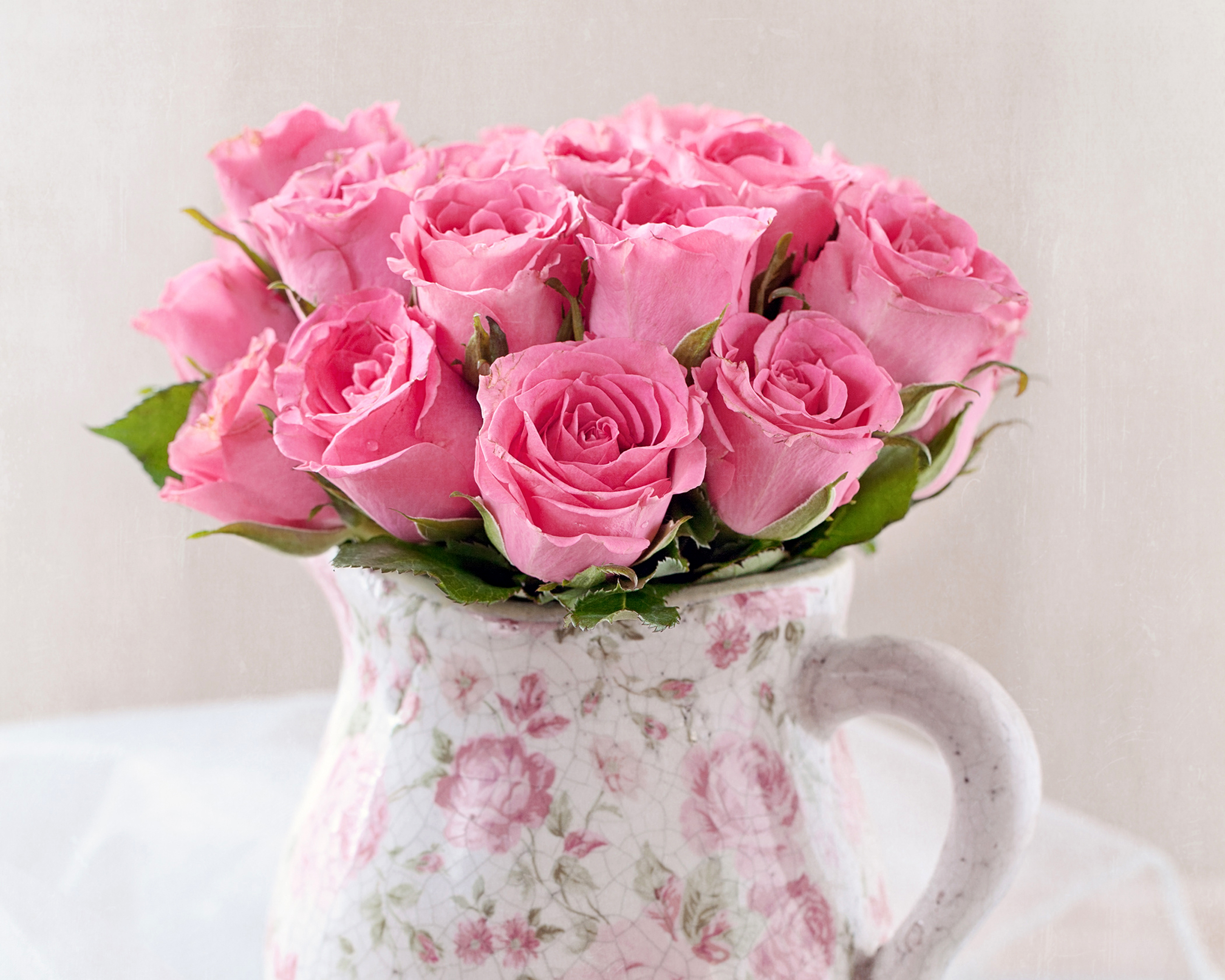 Букет розовых роз в вазе