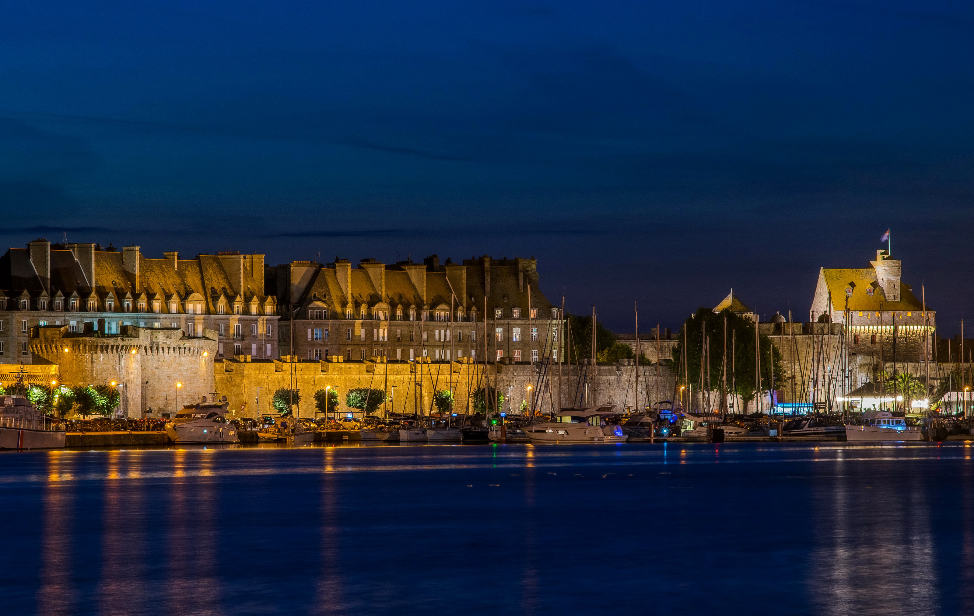 Мал сен. Saint malo Франция. Saint malo Франция ночью. Сен мало порт. Сен-мало (крепость).