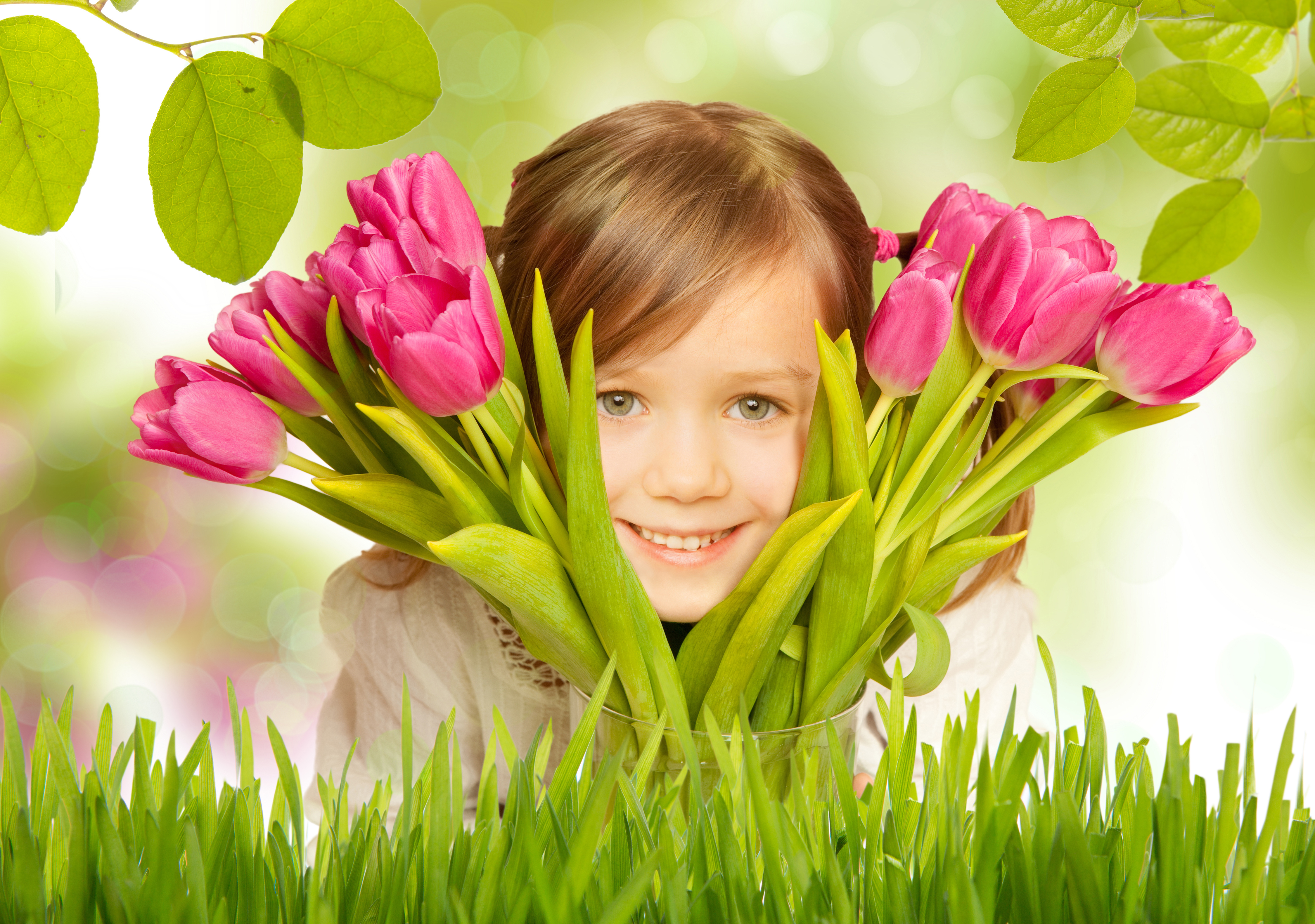 Фотоконкурс к 8 марту. Дети с цветами. Девочка с цветами. Девочка с тюльпанами. Цветы для мамы.