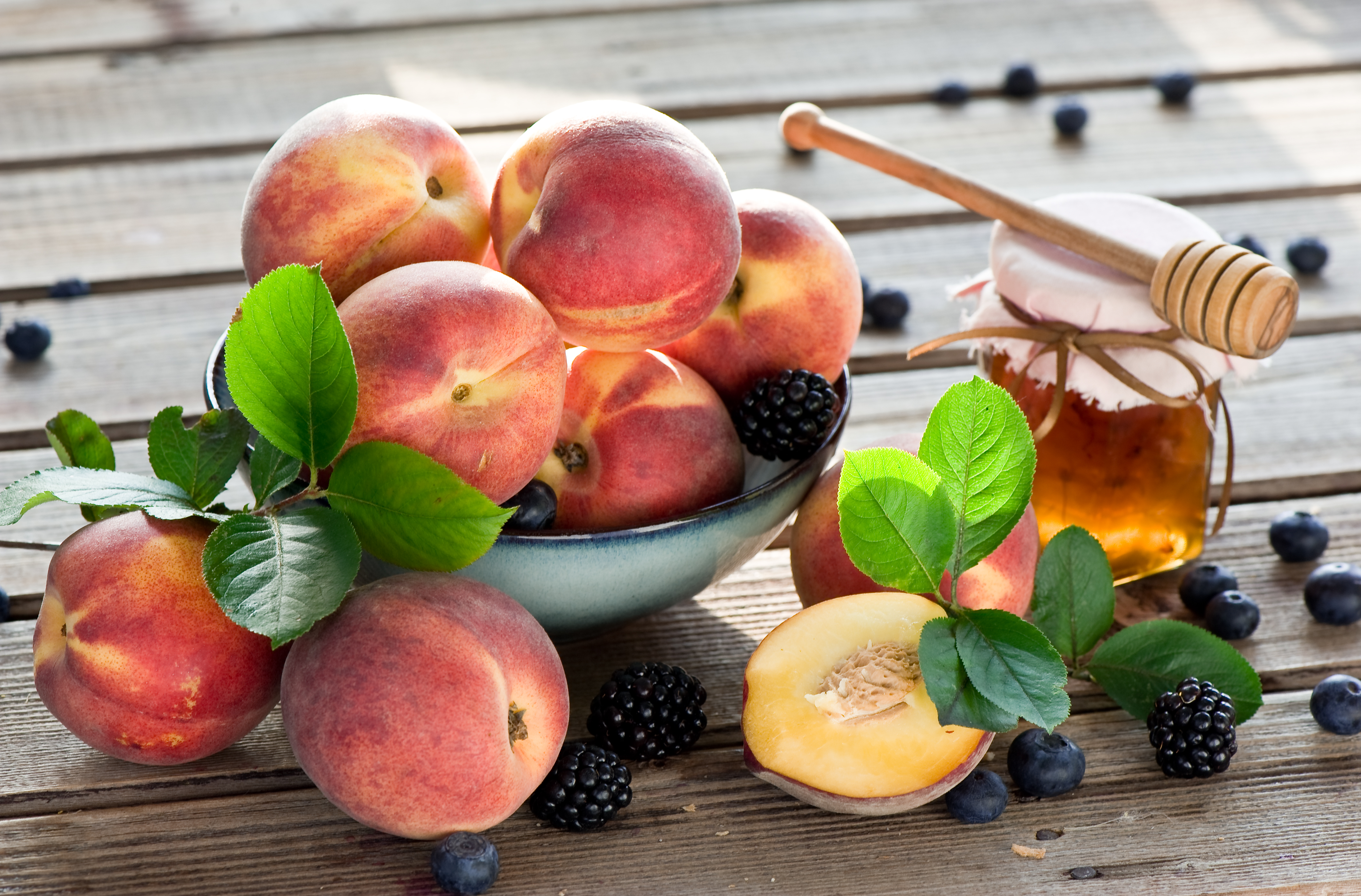 2 4 всех фруктов составляют персики. Летние фрукты. Красивые фрукты. Фрукты на рабочий стол. Фрукты на столе.