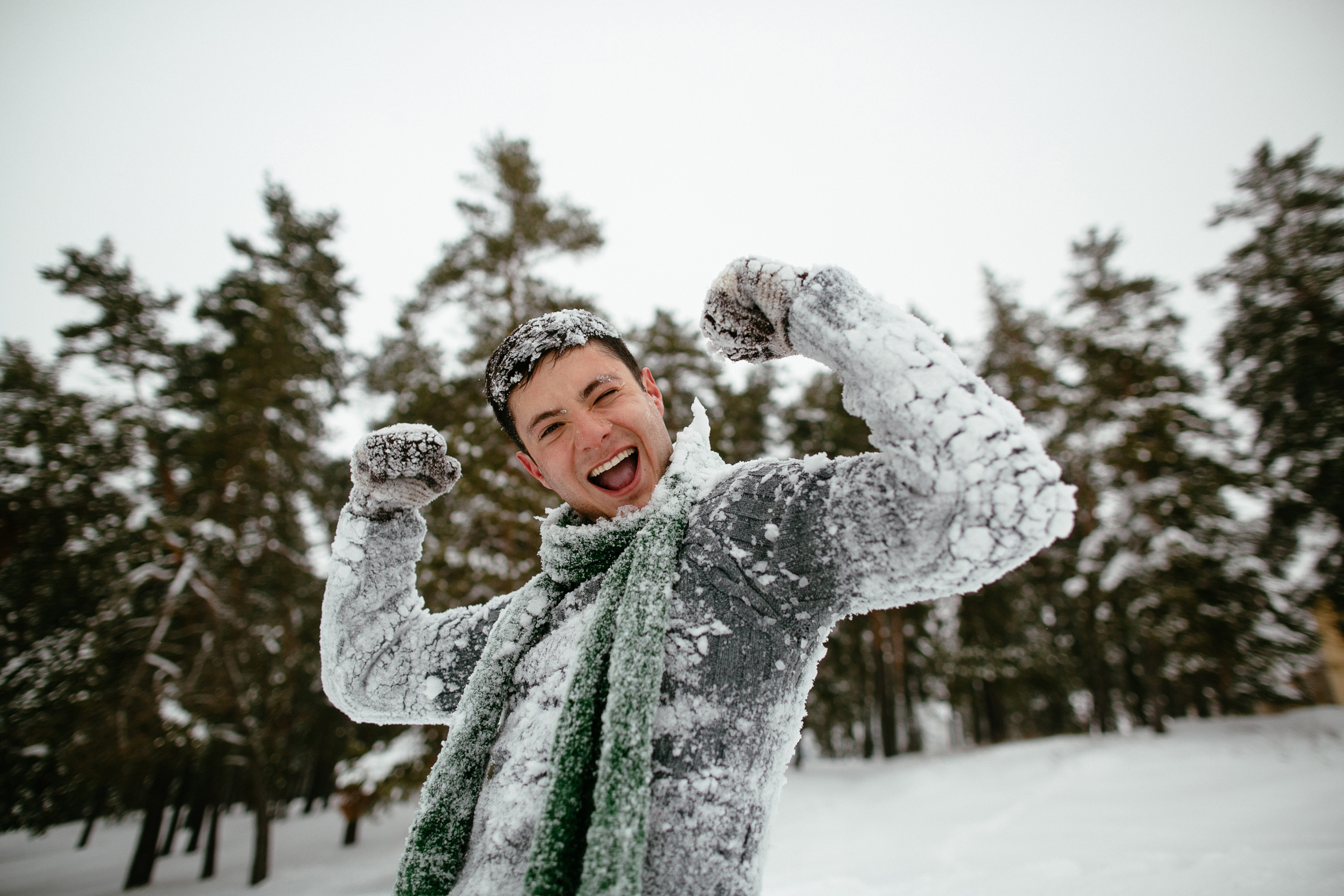 Зима картинки весело. Люди зимы. Радость зимой. Люди радуются снегу. Человек в снегу.