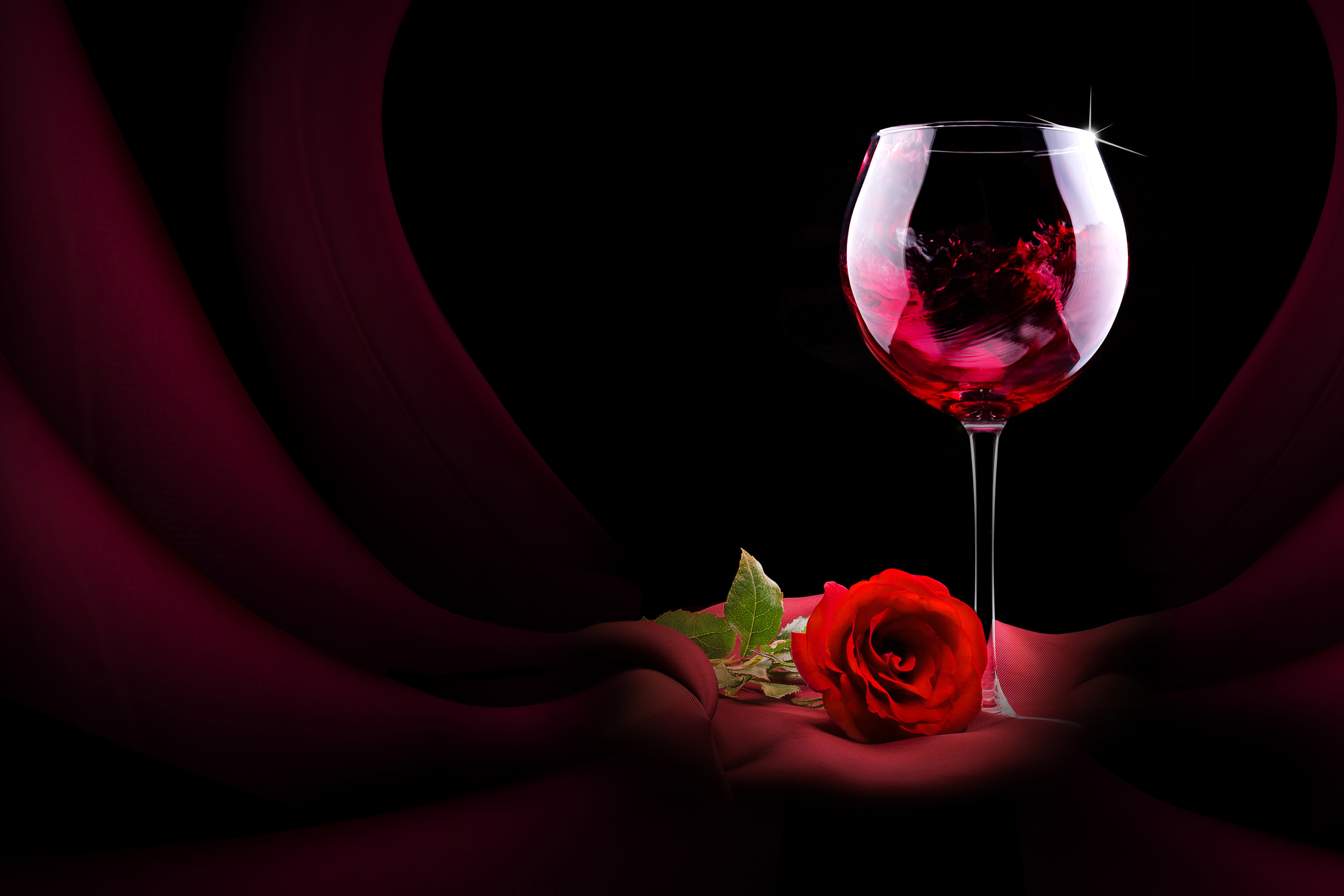 С днем рождения бокал вина. Вино и цветы. Цветы на бордовом фоне. Бокал вина.