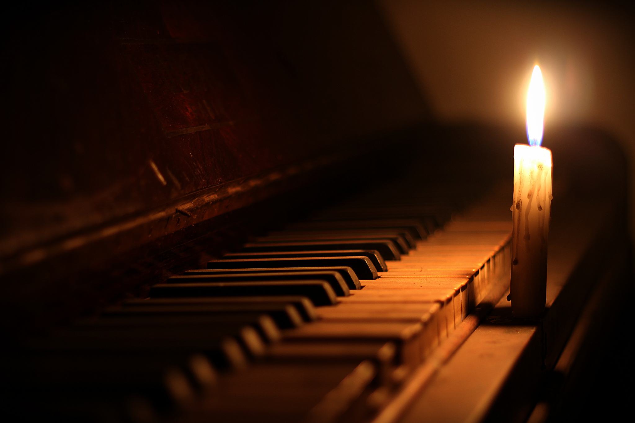 Свеча памяти песни. Фортепиано. Рояль и свечи. Фортепиано и свечи. Вечер пианино.